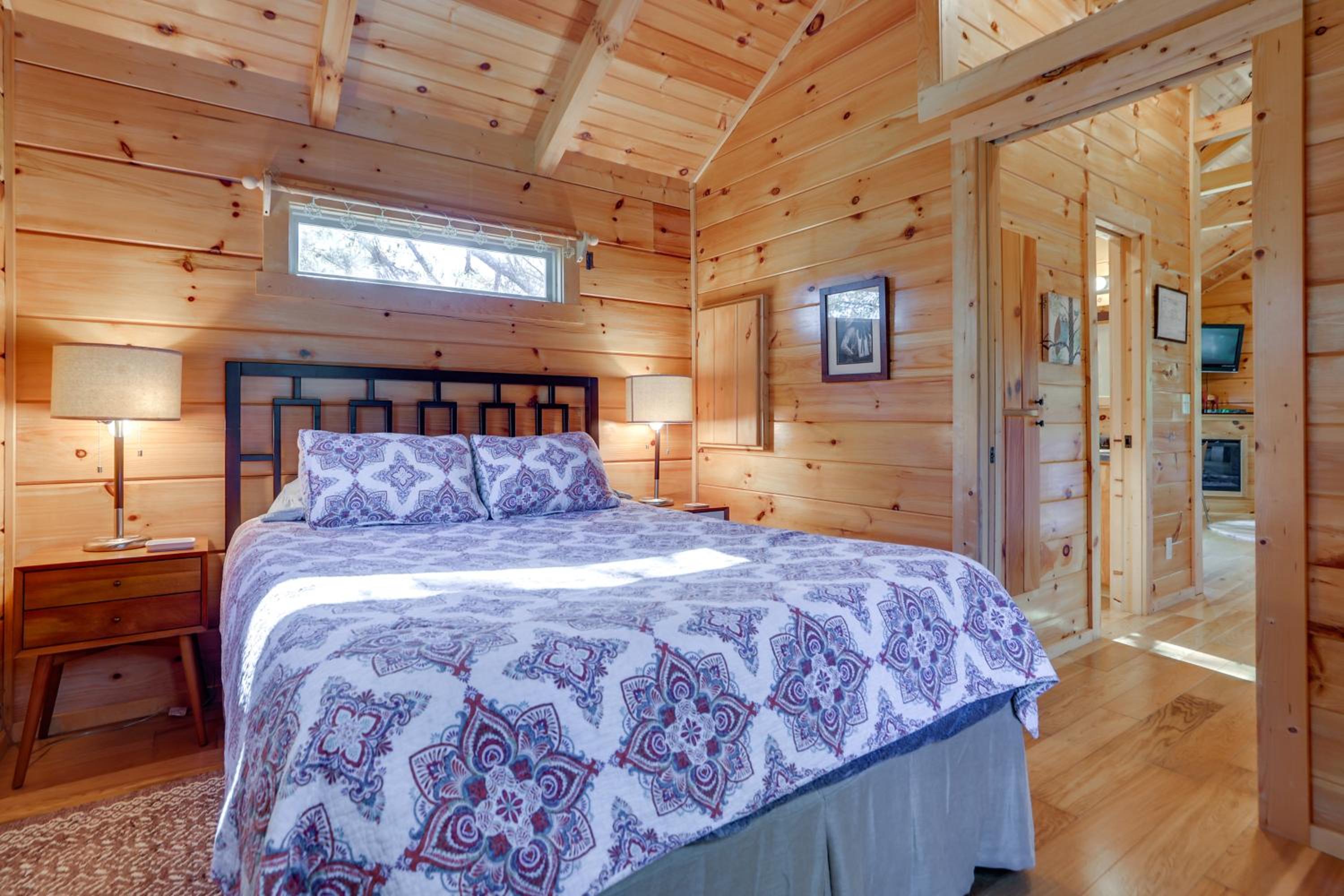 Cabin on Serene Horse Farm Near TIEC and Wineries