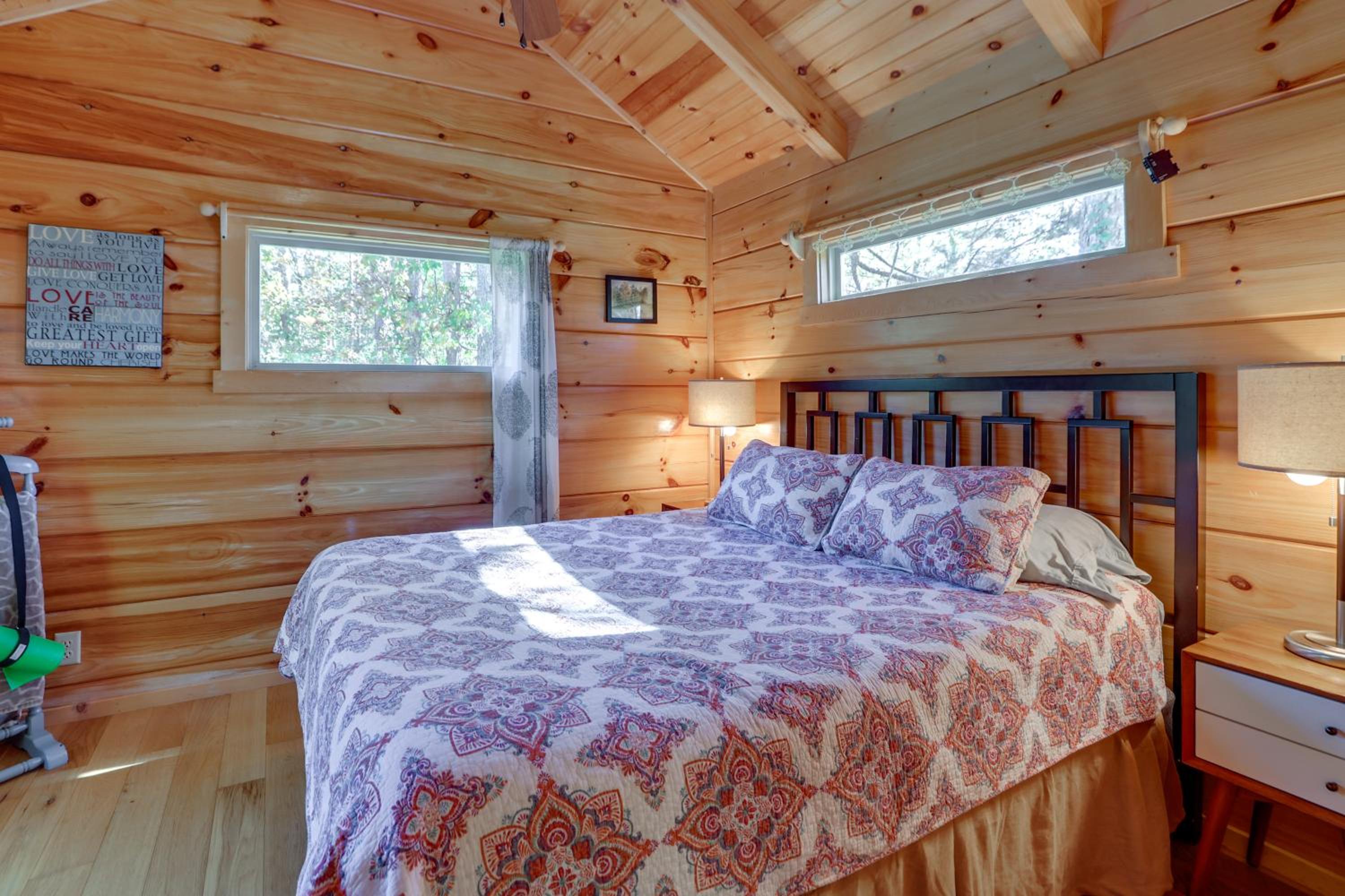 Cabin on Serene Horse Farm Near TIEC and Wineries