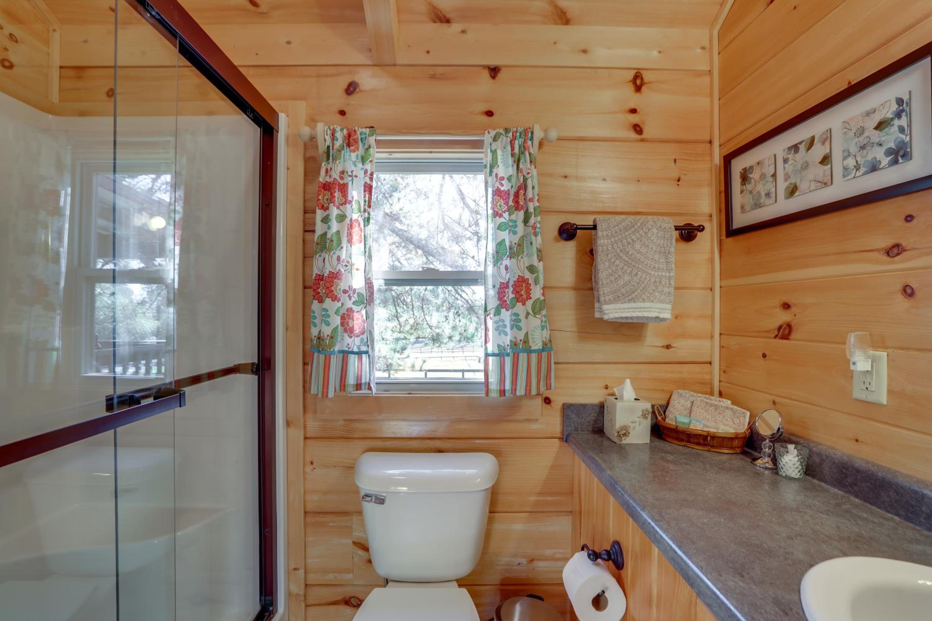 Cabin on Serene Horse Farm Near TIEC and Wineries