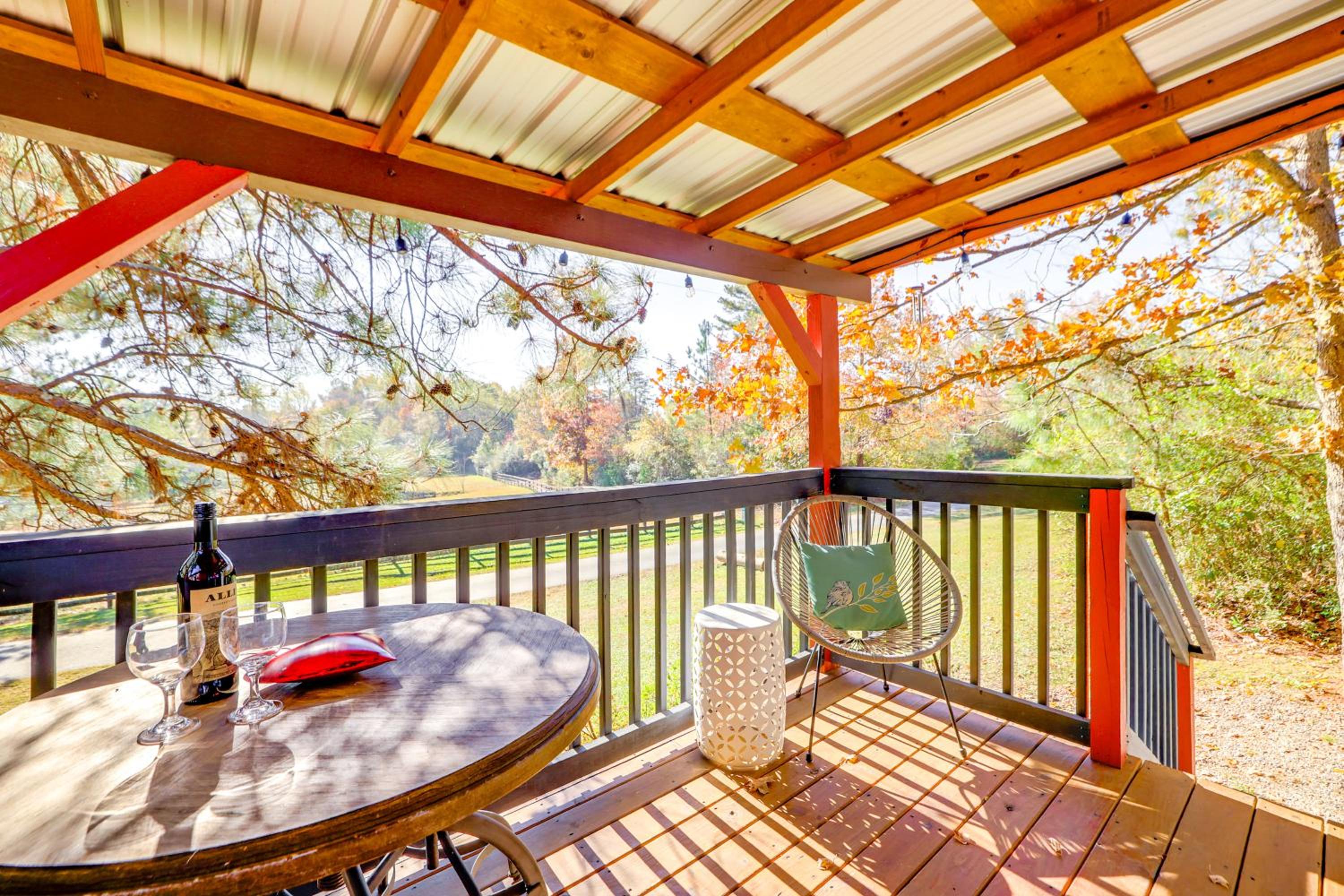 Cabin on Serene Horse Farm Near TIEC and Wineries