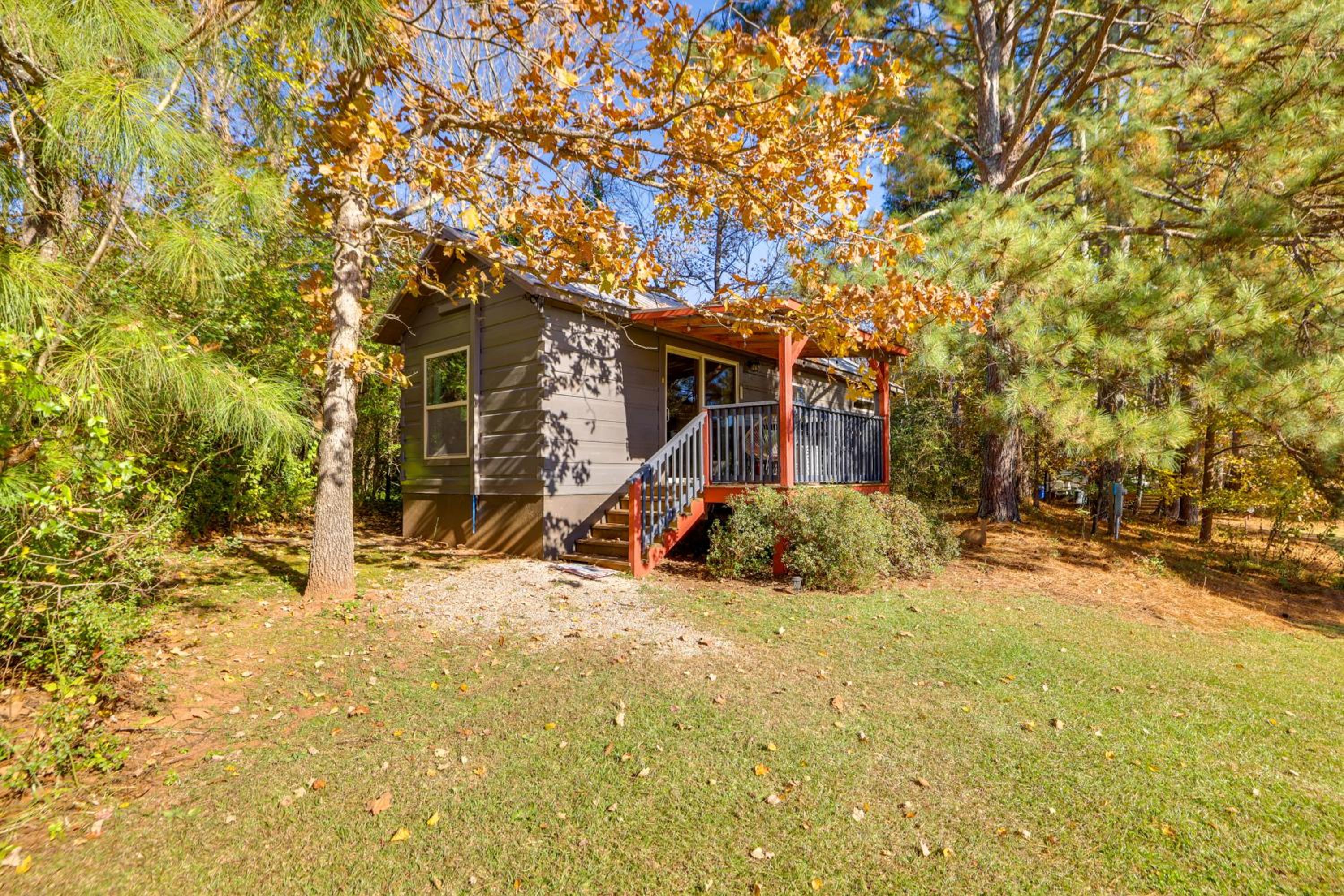 Cabin on Serene Horse Farm Near TIEC and Wineries