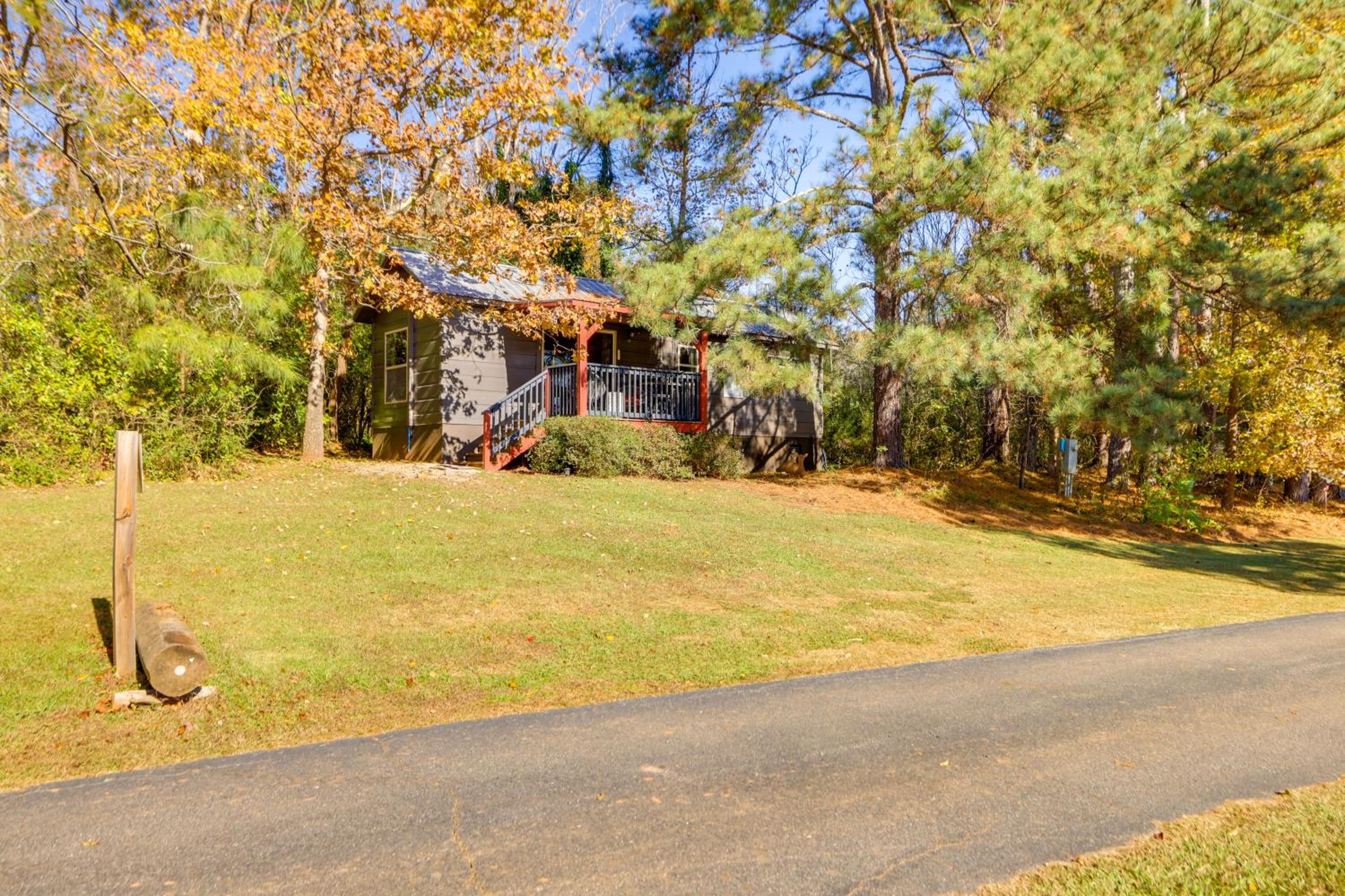 Cabin on Serene Horse Farm Near TIEC and Wineries