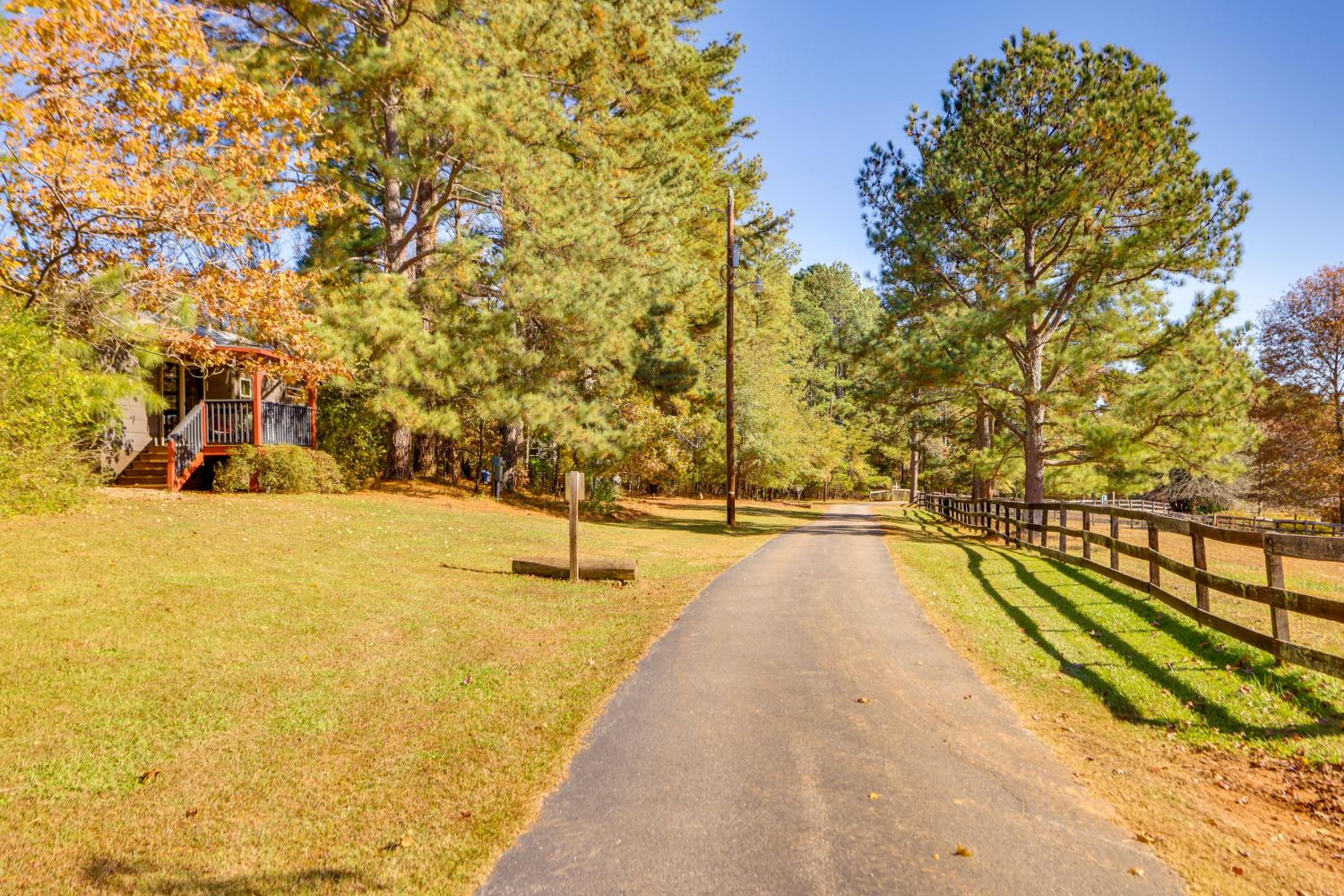 Cabin on Serene Horse Farm Near TIEC and Wineries