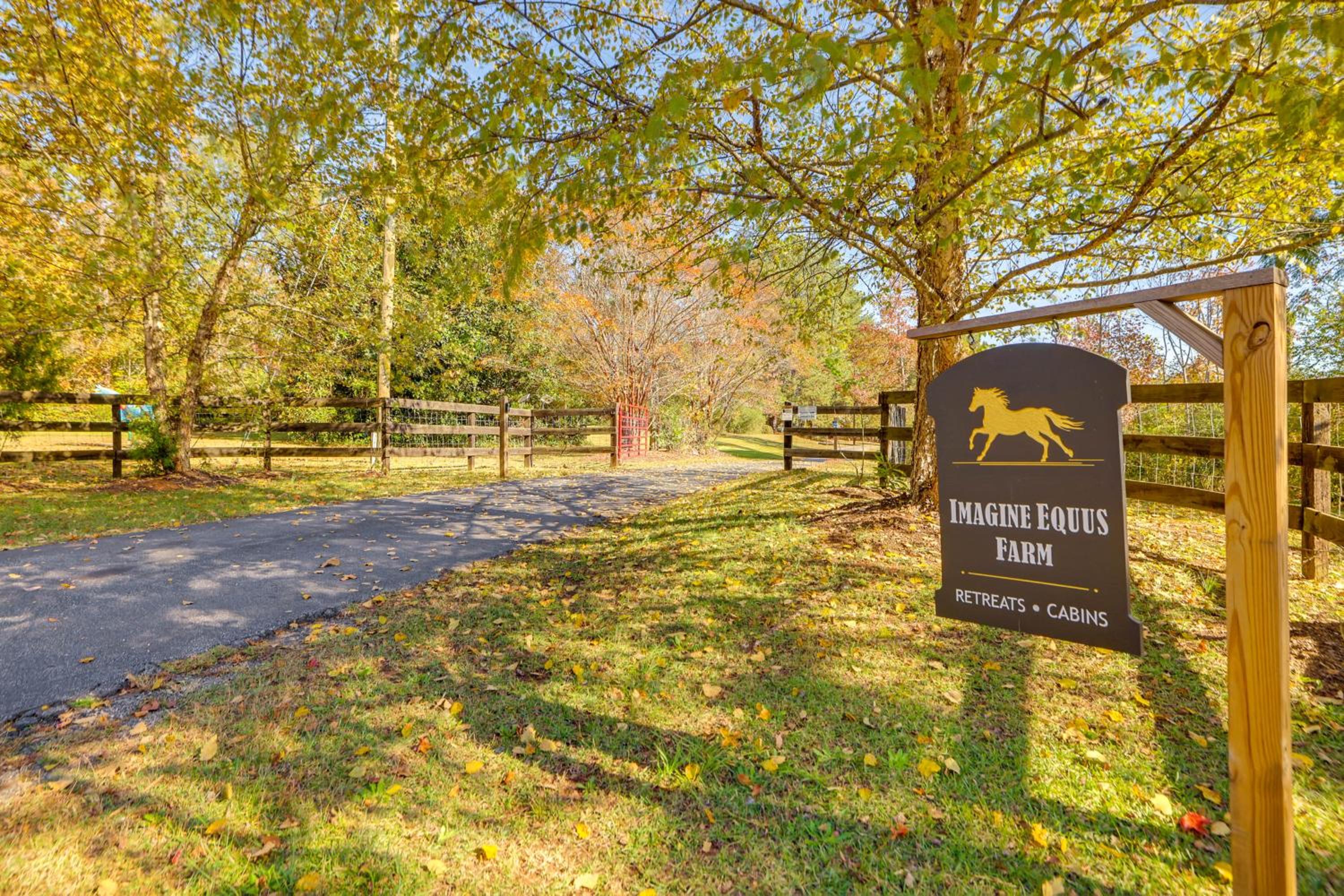 Cabin on Serene Horse Farm Near TIEC and Wineries