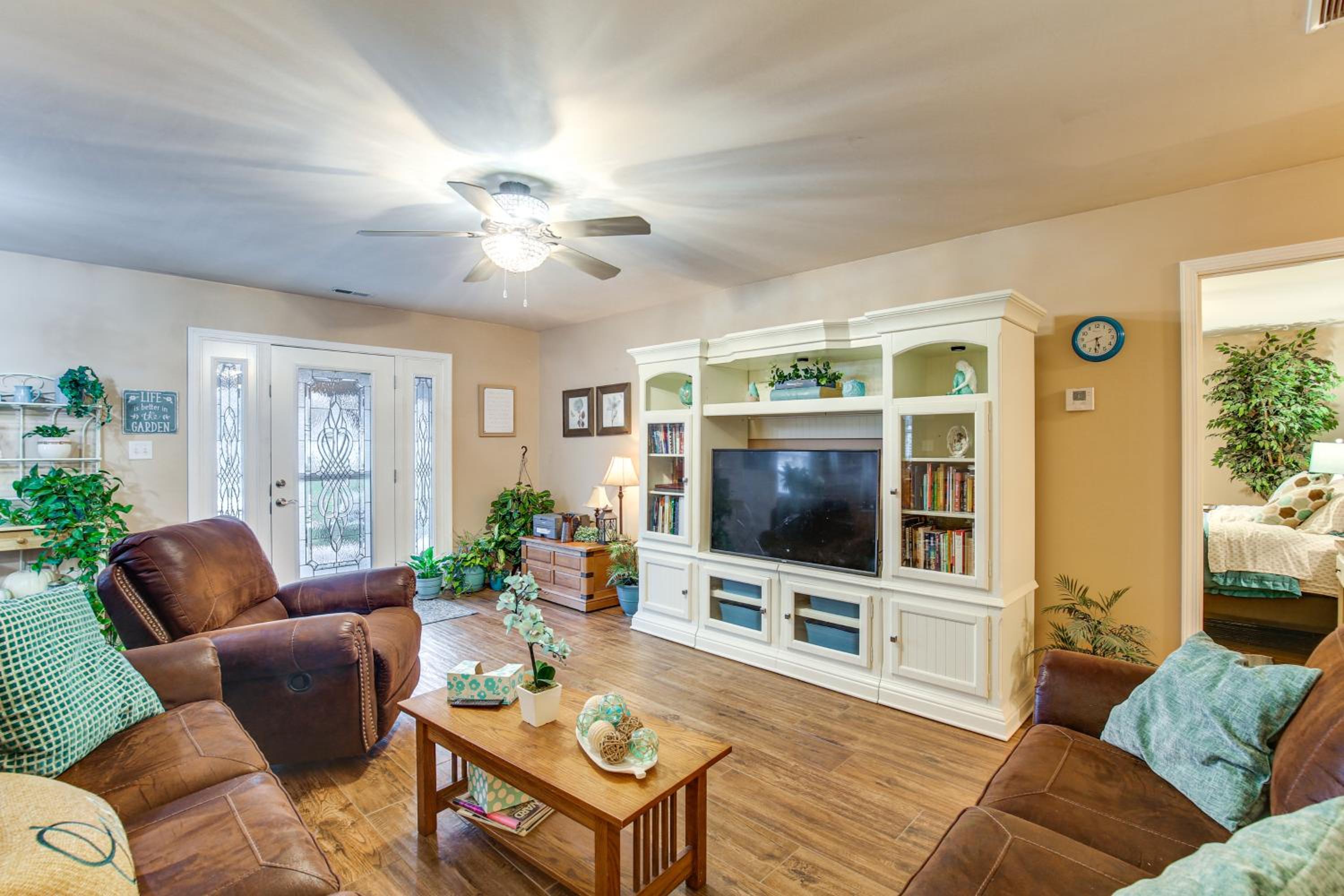 Route 66 Gem! Charming Litchfield Home with Yard