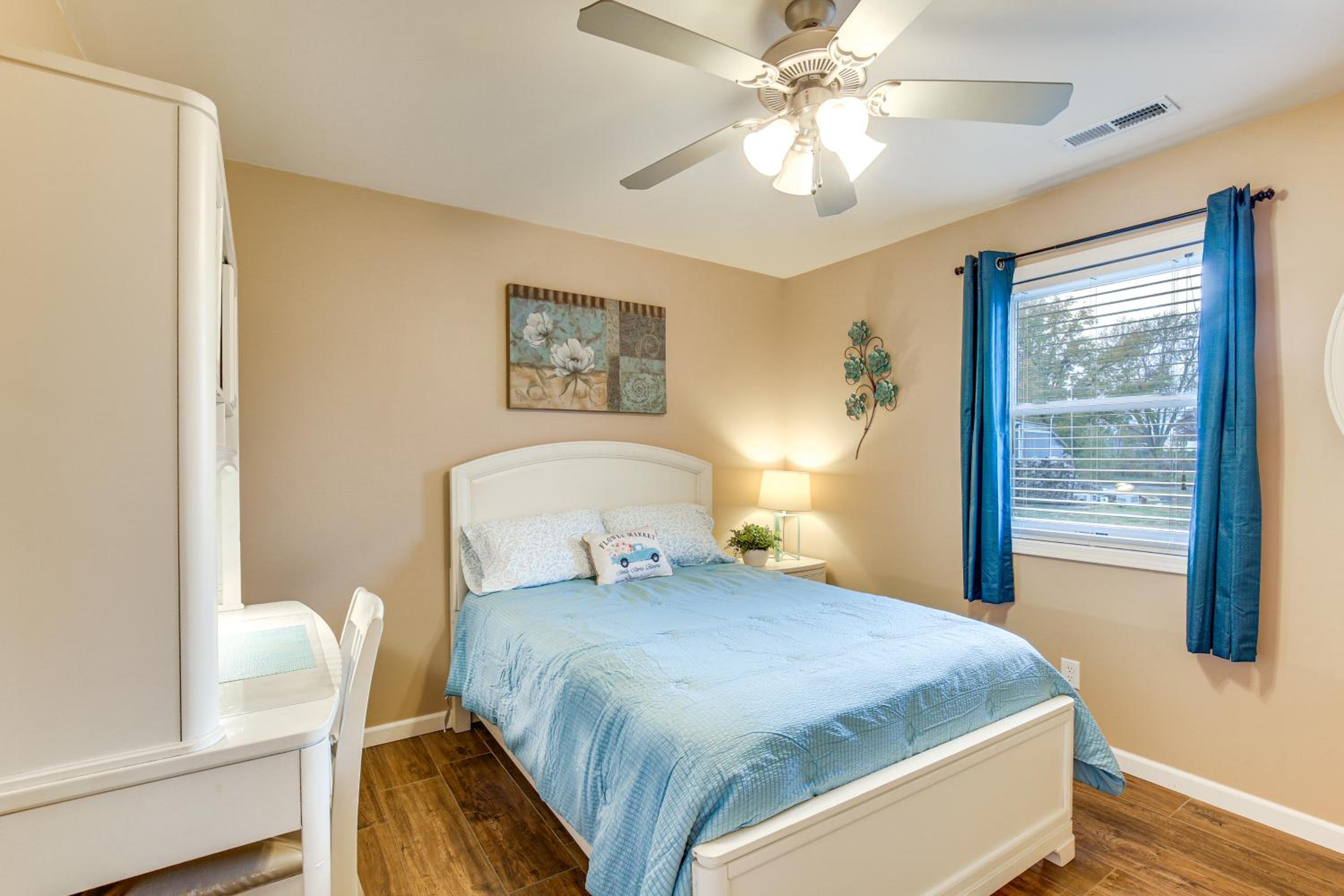 Route 66 Gem! Charming Litchfield Home with Yard