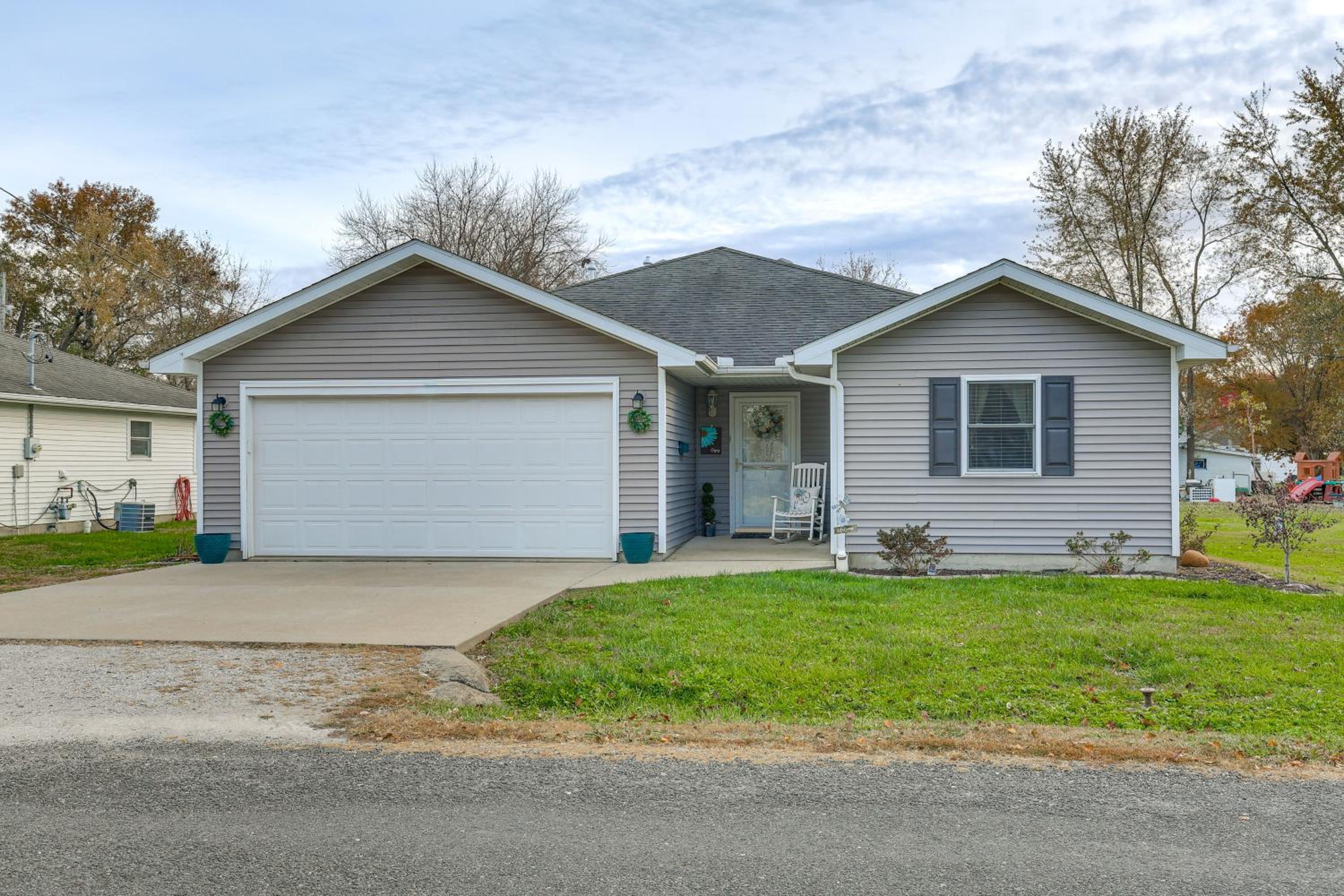 Route 66 Gem! Charming Litchfield Home with Yard