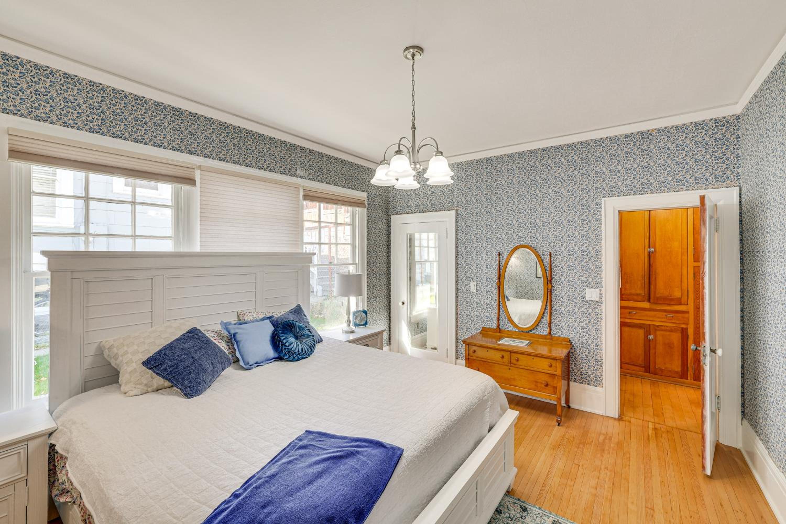 1 Mi to Pendleton Round-Up Historic Elnor Home
