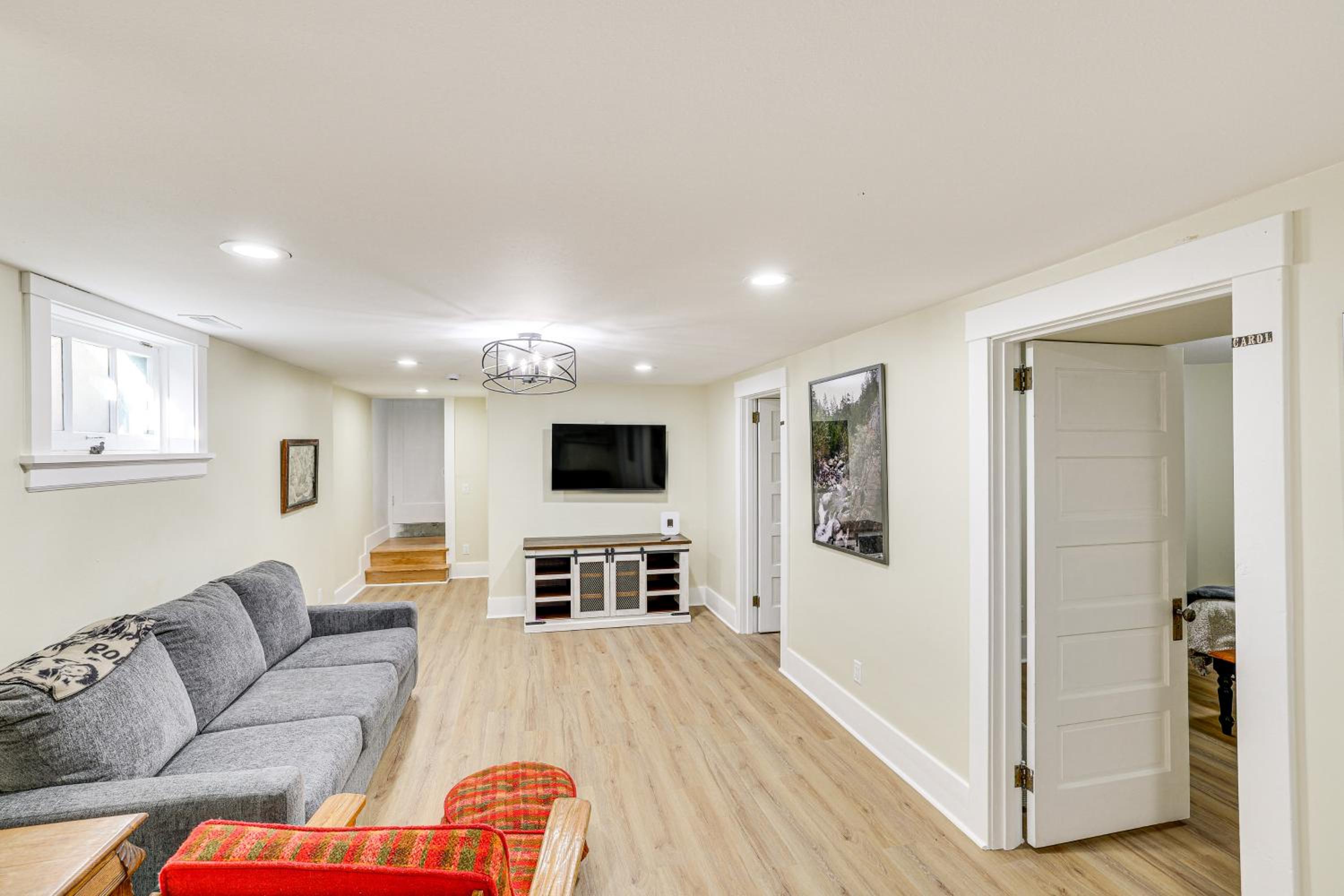 1 Mi to Pendleton Round-Up Historic Elnor Home