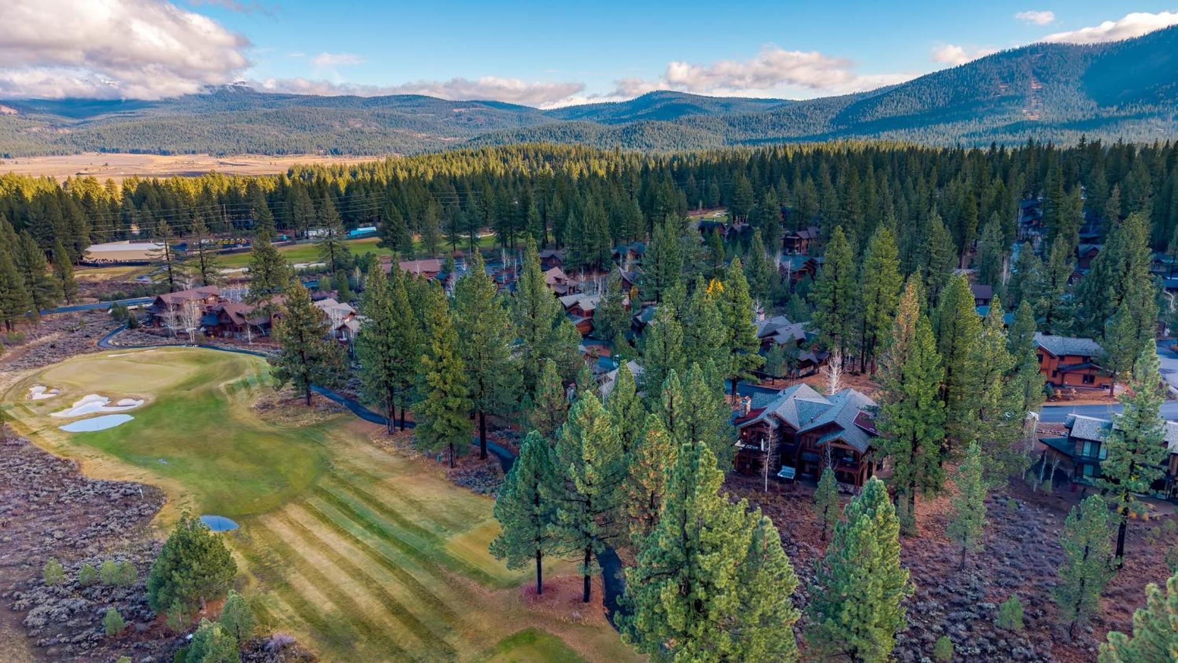 Truckee Escape w Hot Tub Minutes to Skiing Dining Trails Valmont Lodge by Lake Tahoe