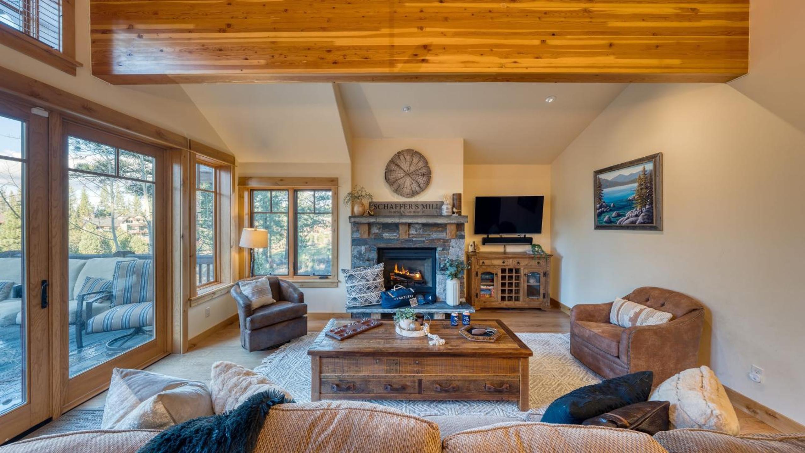 Truckee Escape w Hot Tub Minutes to Skiing Dining Trails Valmont Lodge by Lake Tahoe