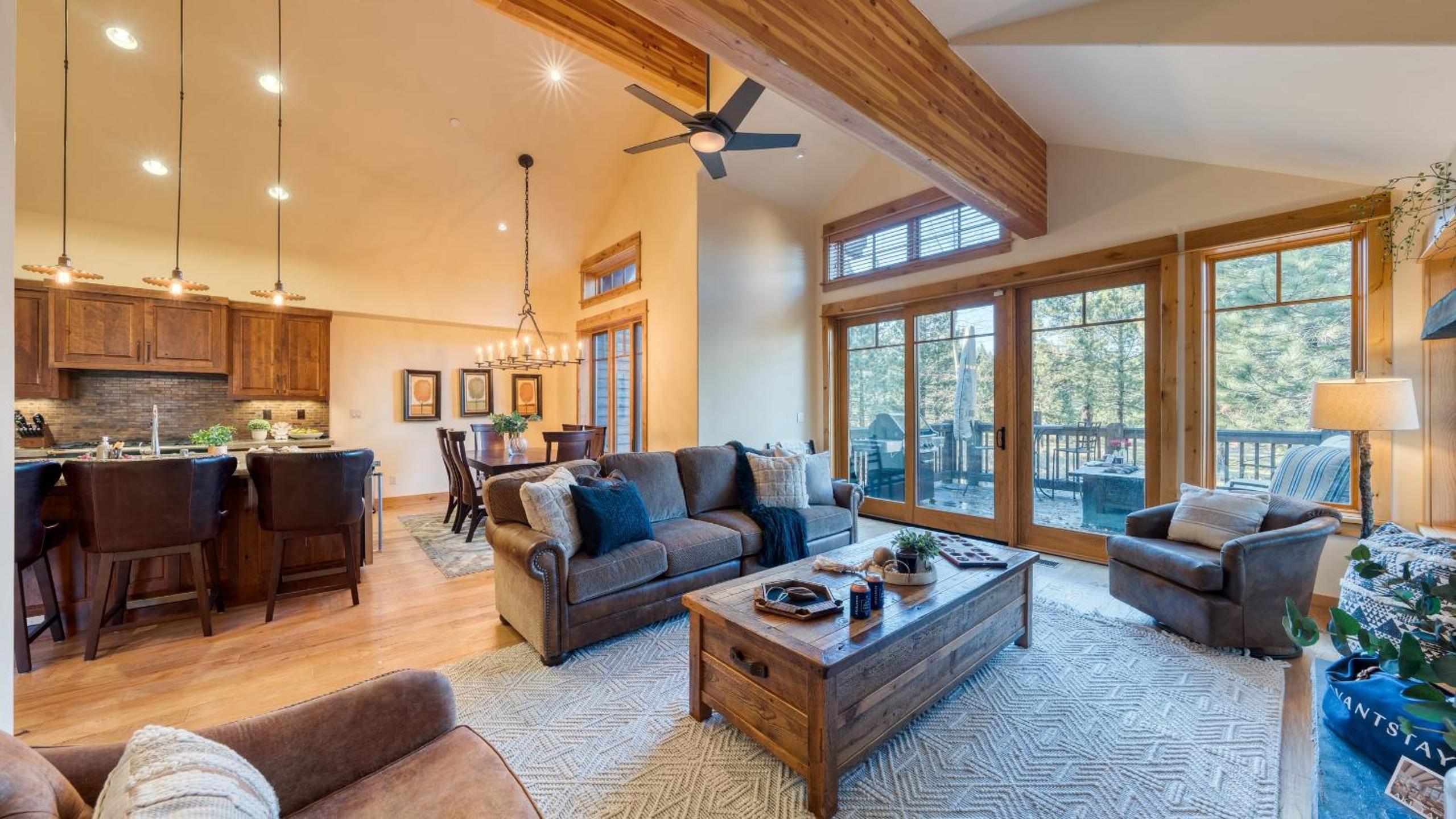 Truckee Escape w Hot Tub Minutes to Skiing Dining Trails Valmont Lodge by Lake Tahoe