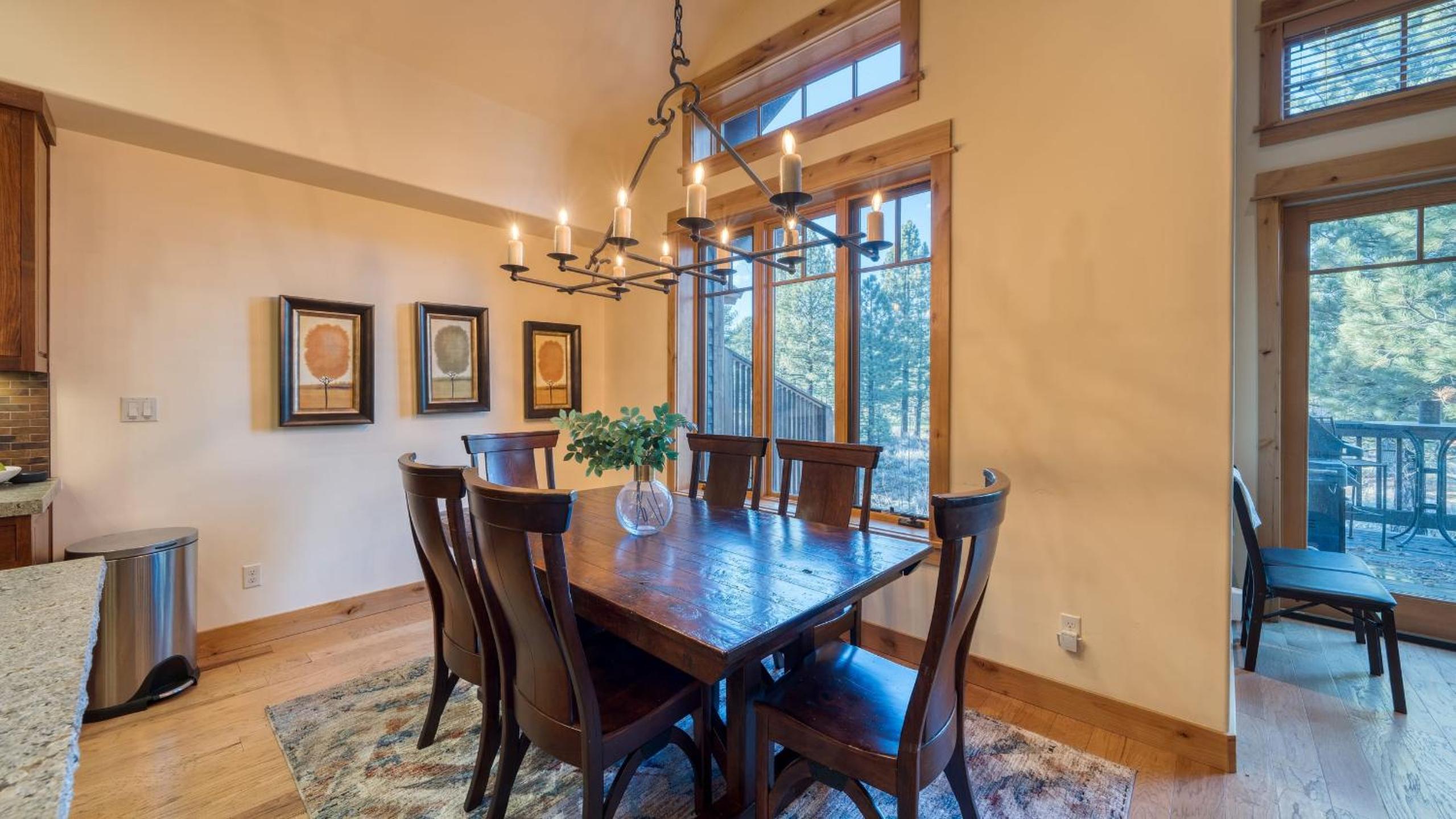 Truckee Escape w Hot Tub Minutes to Skiing Dining Trails Valmont Lodge by Lake Tahoe