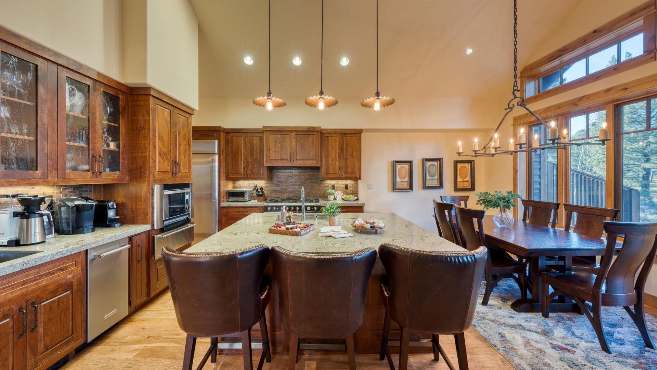 Truckee Escape w Hot Tub Minutes to Skiing Dining Trails Valmont Lodge by Lake Tahoe
