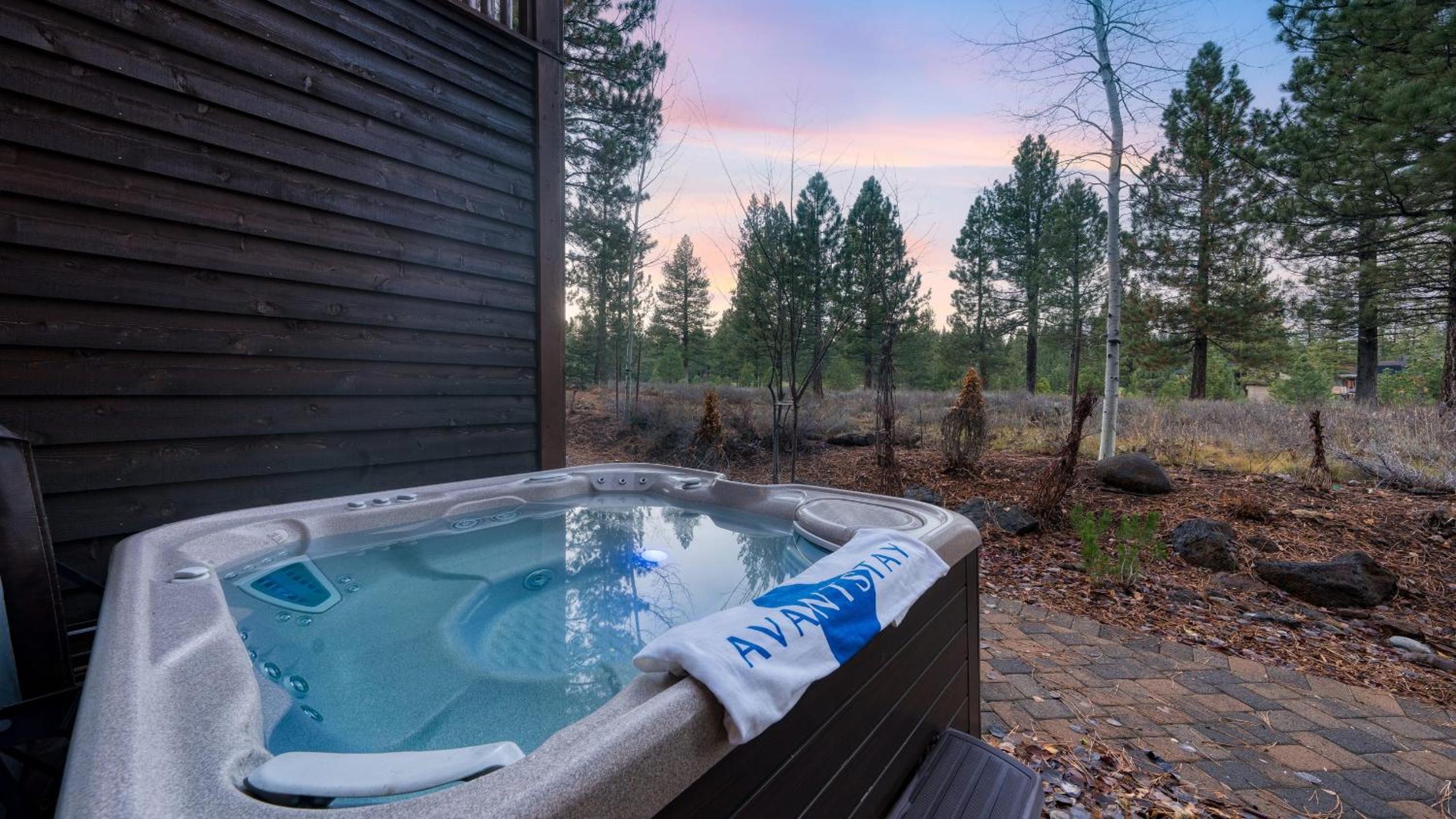 Truckee Escape w Hot Tub Minutes to Skiing Dining Trails Valmont Lodge by Lake Tahoe