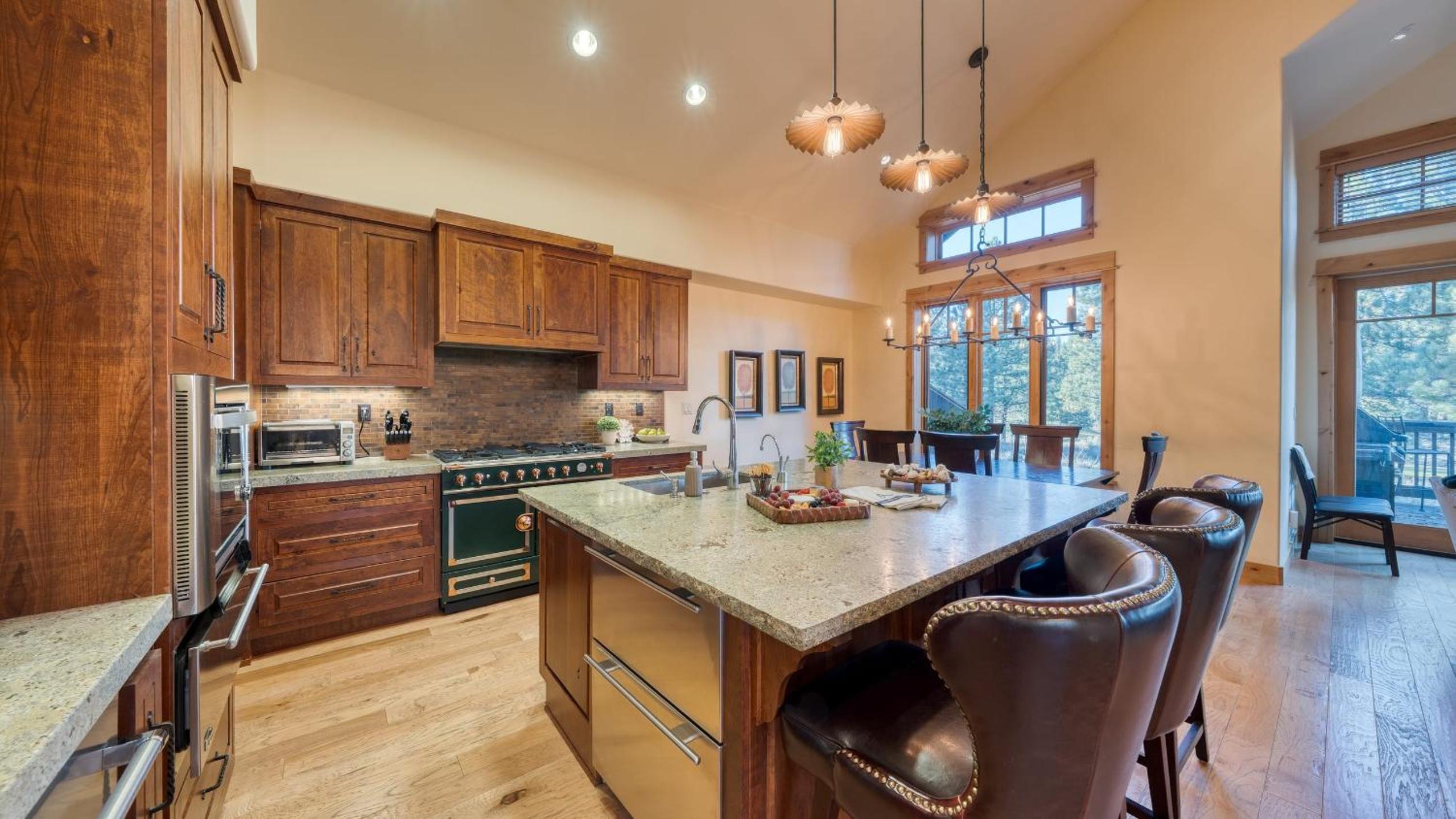 Truckee Escape w Hot Tub Minutes to Skiing Dining Trails Valmont Lodge by Lake Tahoe