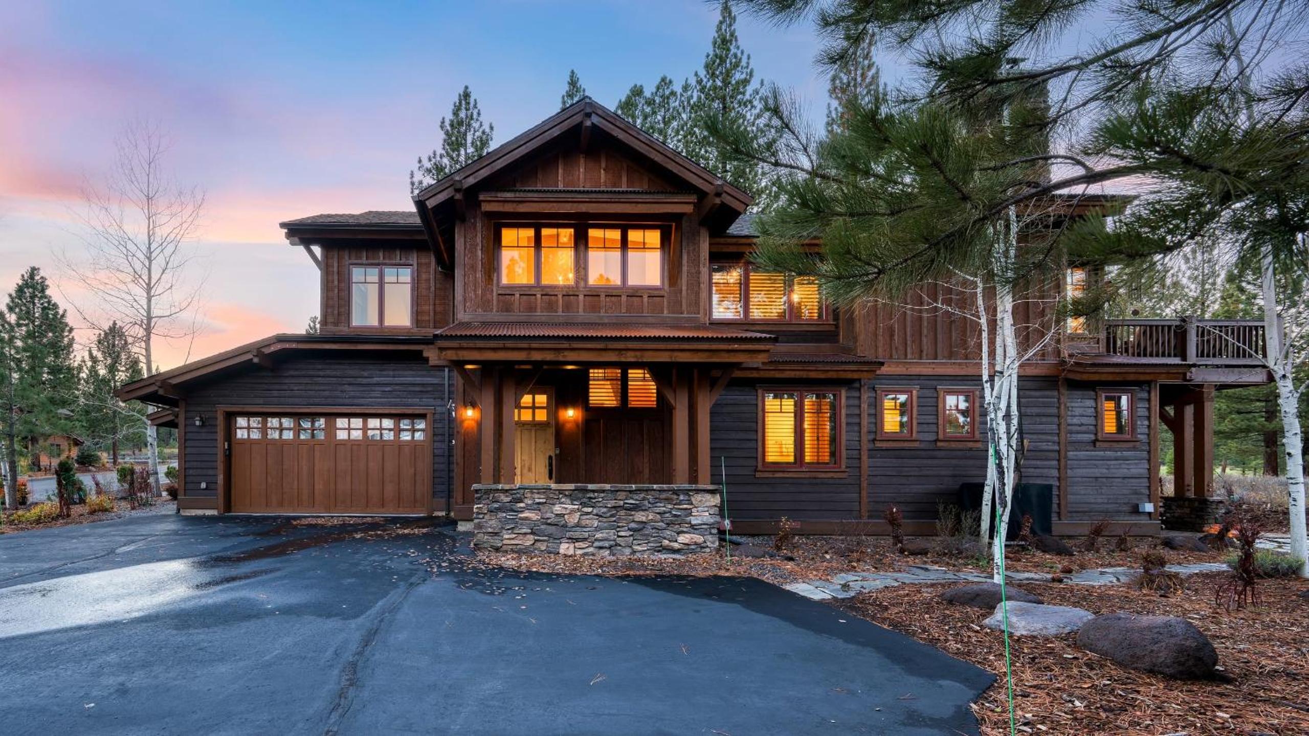 Truckee Escape w Hot Tub Minutes to Skiing Dining Trails Valmont Lodge by Lake Tahoe