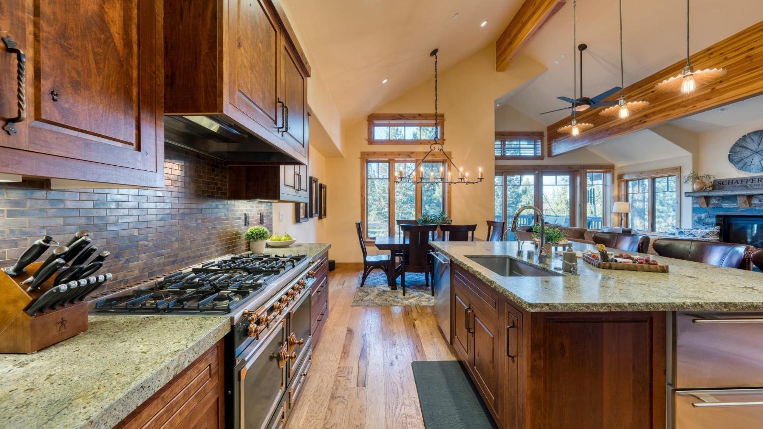 Truckee Escape w Hot Tub Minutes to Skiing Dining Trails Valmont Lodge by Lake Tahoe
