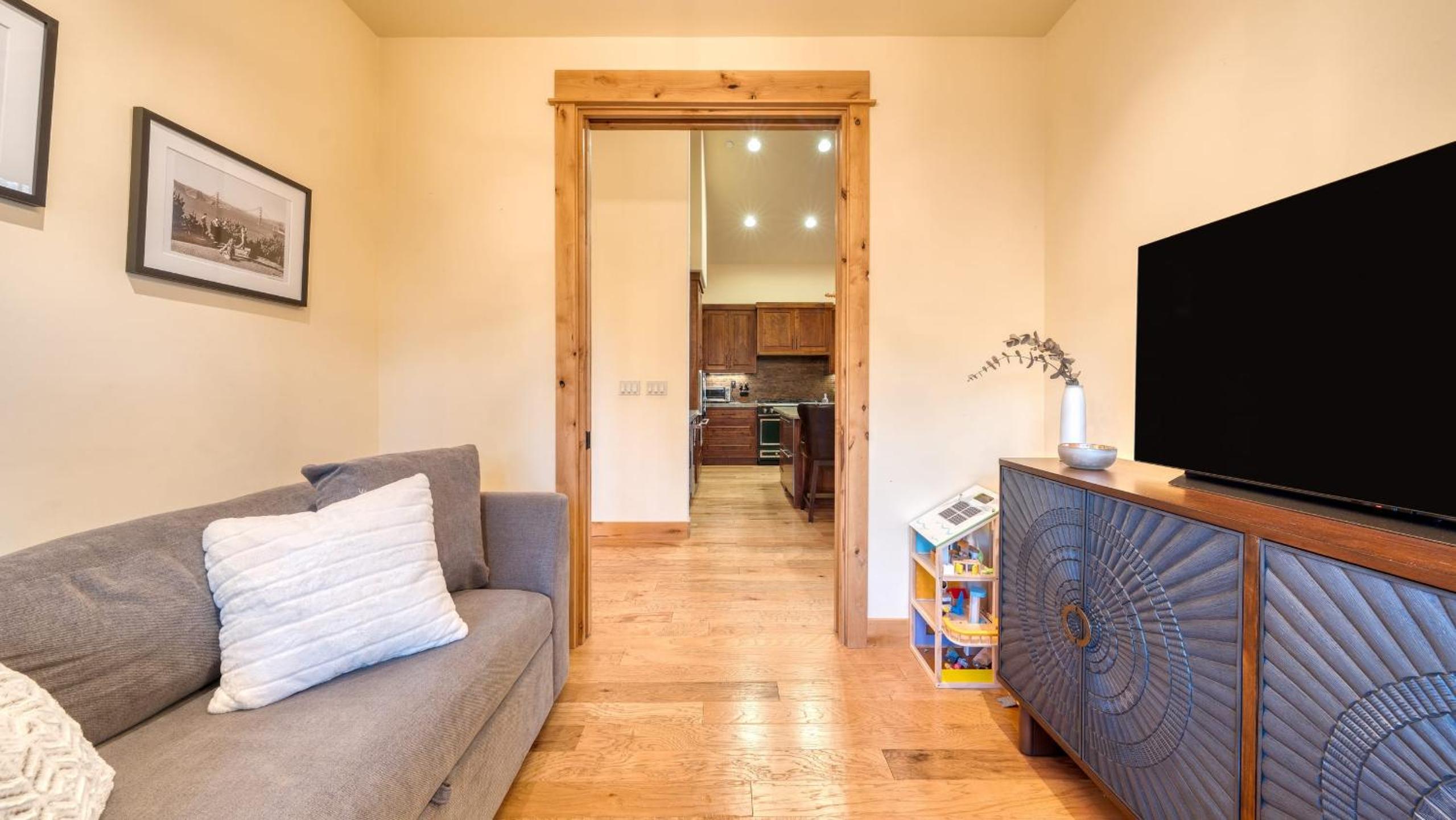 Truckee Escape w Hot Tub Minutes to Skiing Dining Trails Valmont Lodge by Lake Tahoe