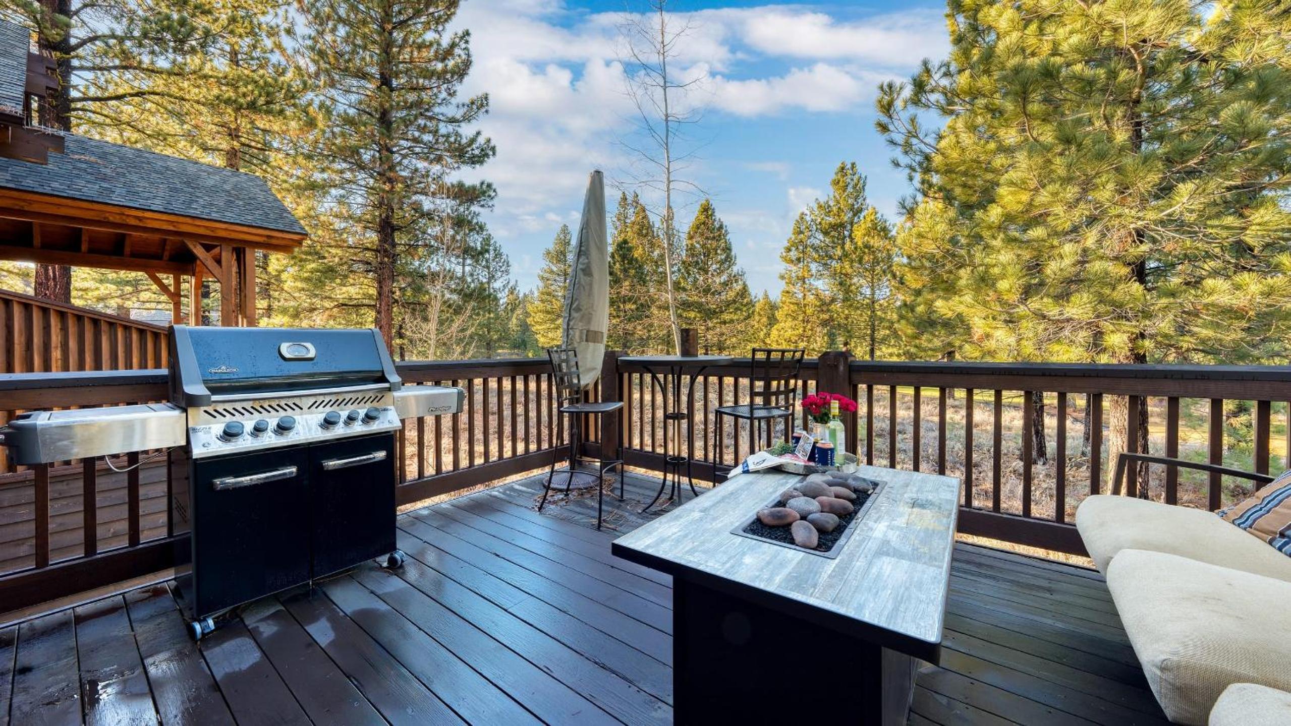 Truckee Escape w Hot Tub Minutes to Skiing Dining Trails Valmont Lodge by Lake Tahoe