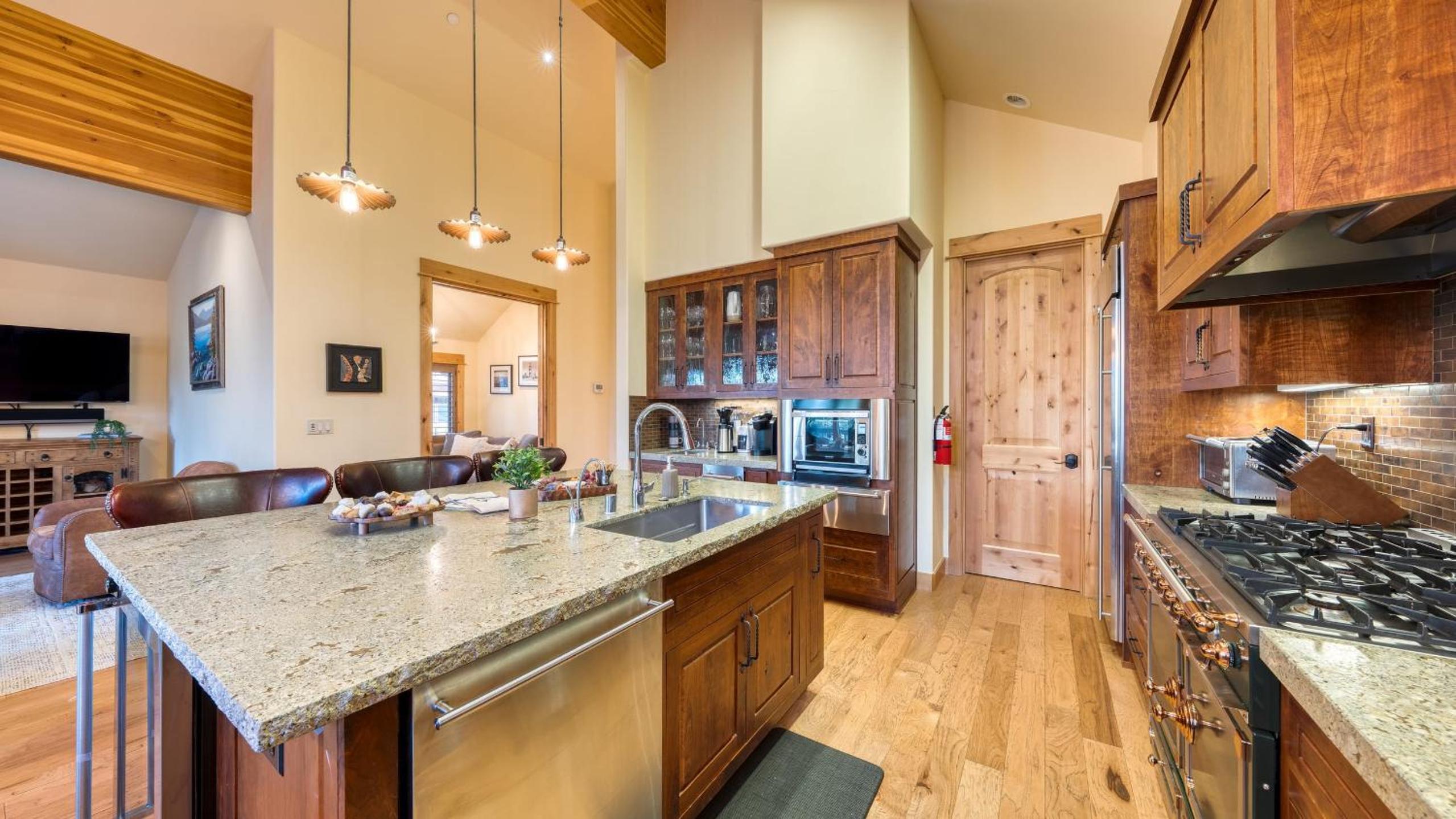 Truckee Escape w Hot Tub Minutes to Skiing Dining Trails Valmont Lodge by Lake Tahoe