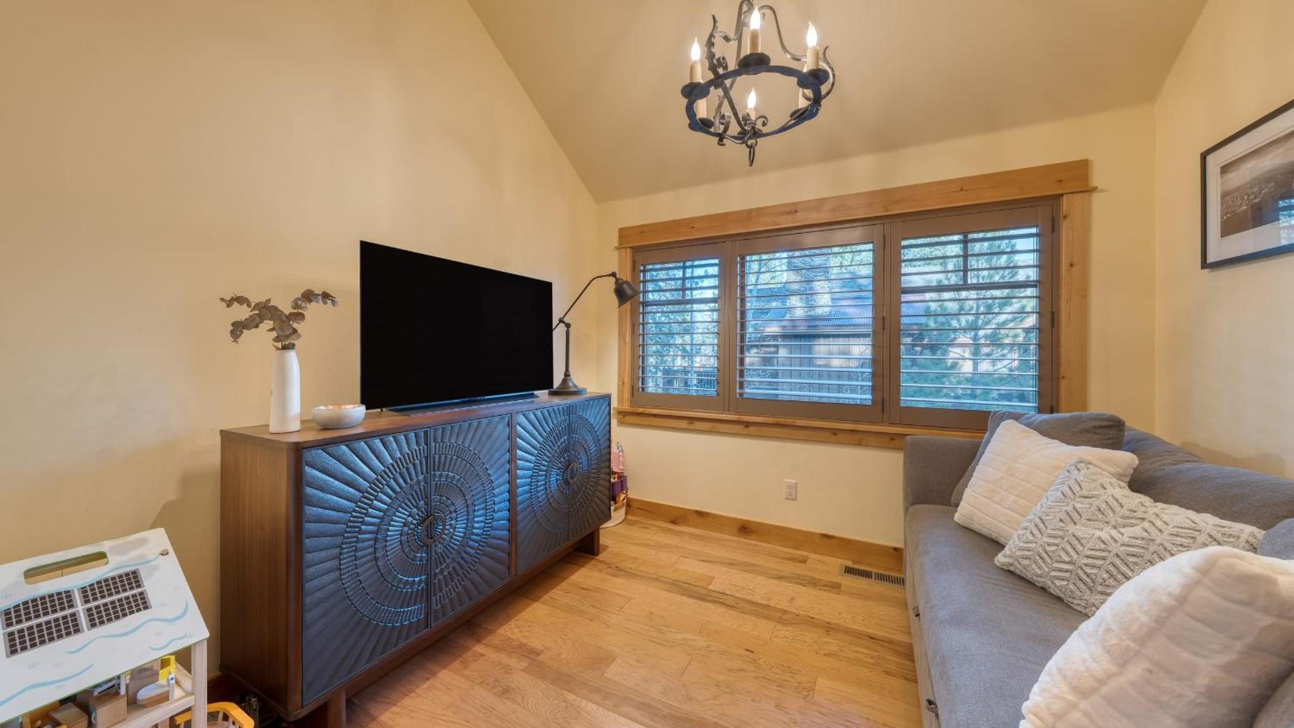 Truckee Escape w Hot Tub Minutes to Skiing Dining Trails Valmont Lodge by Lake Tahoe