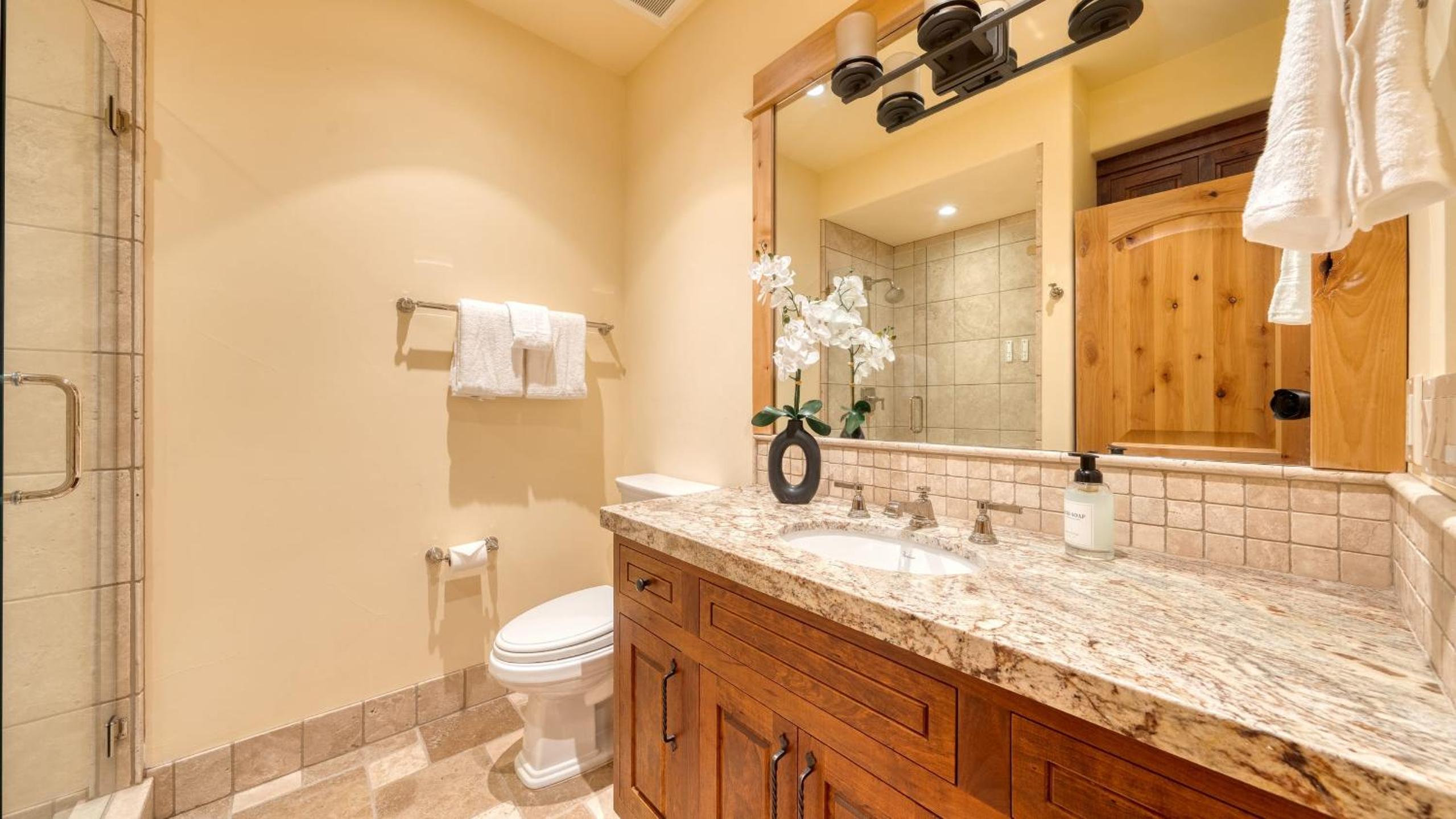 Truckee Escape w Hot Tub Minutes to Skiing Dining Trails Valmont Lodge by Lake Tahoe
