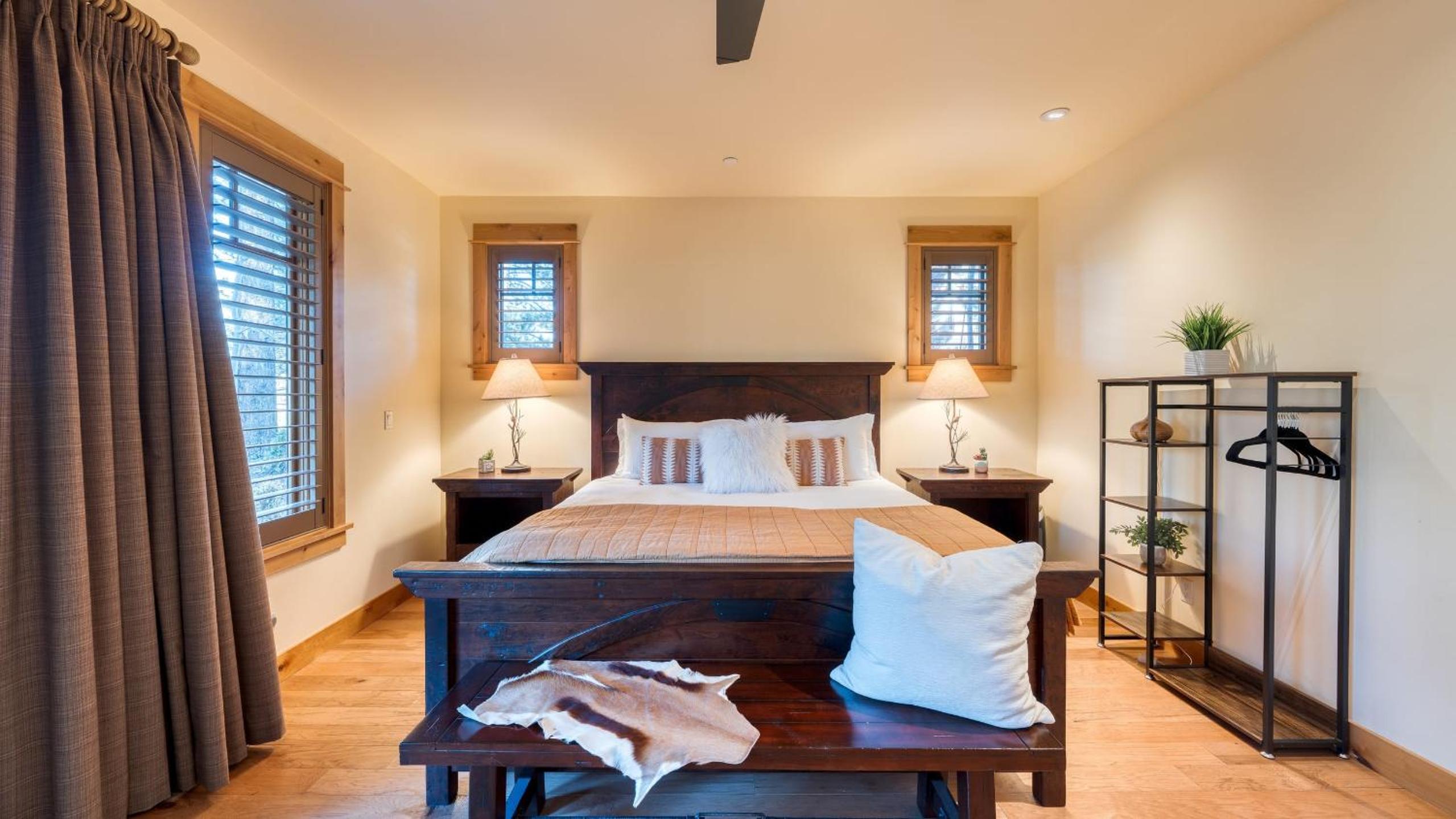Truckee Escape w Hot Tub Minutes to Skiing Dining Trails Valmont Lodge by Lake Tahoe