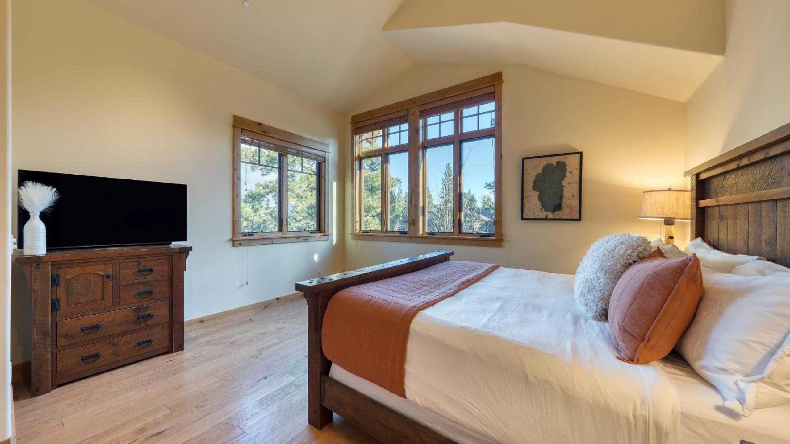 Truckee Escape w Hot Tub Minutes to Skiing Dining Trails Valmont Lodge by Lake Tahoe
