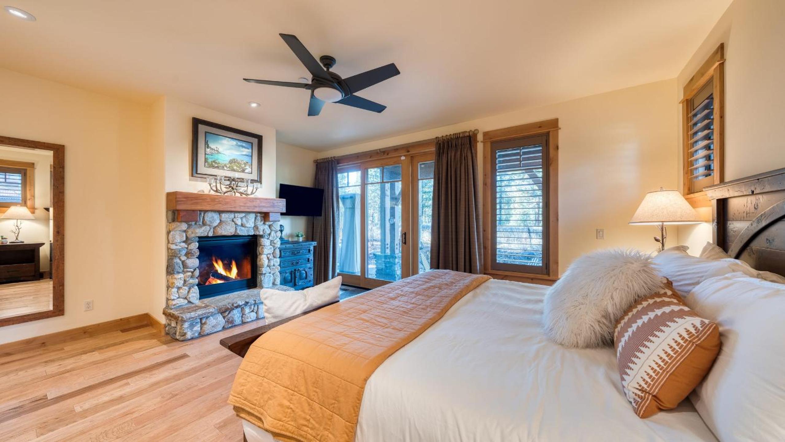 Truckee Escape w Hot Tub Minutes to Skiing Dining Trails Valmont Lodge by Lake Tahoe
