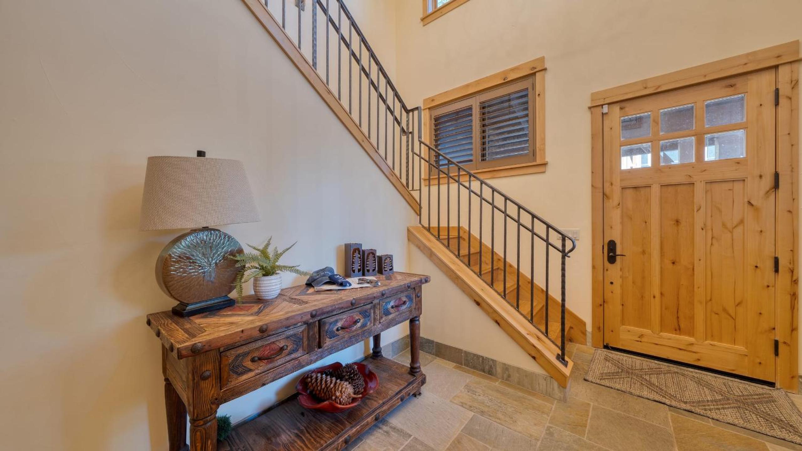 Truckee Escape w Hot Tub Minutes to Skiing Dining Trails Valmont Lodge by Lake Tahoe