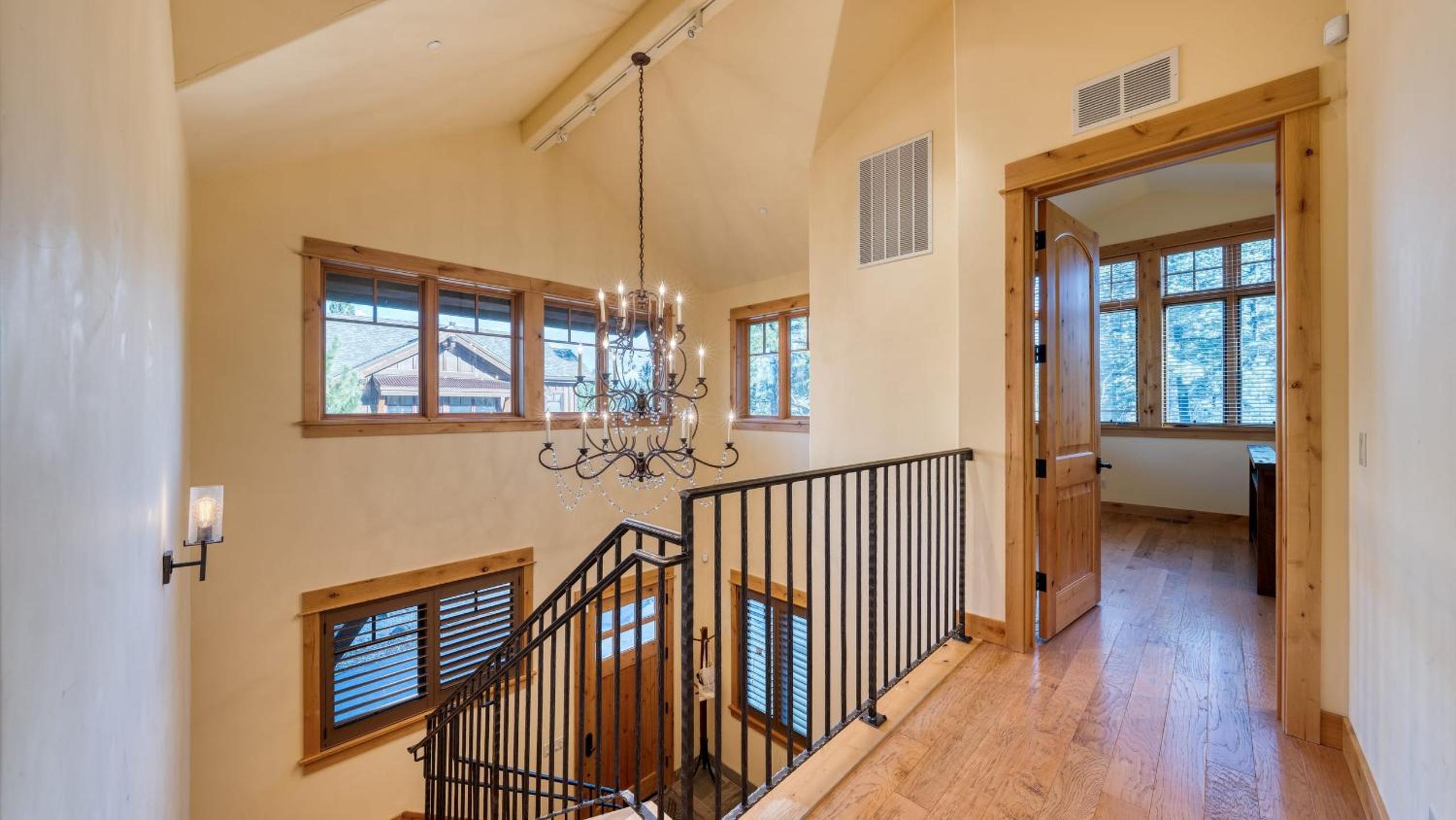 Truckee Escape w Hot Tub Minutes to Skiing Dining Trails Valmont Lodge by Lake Tahoe