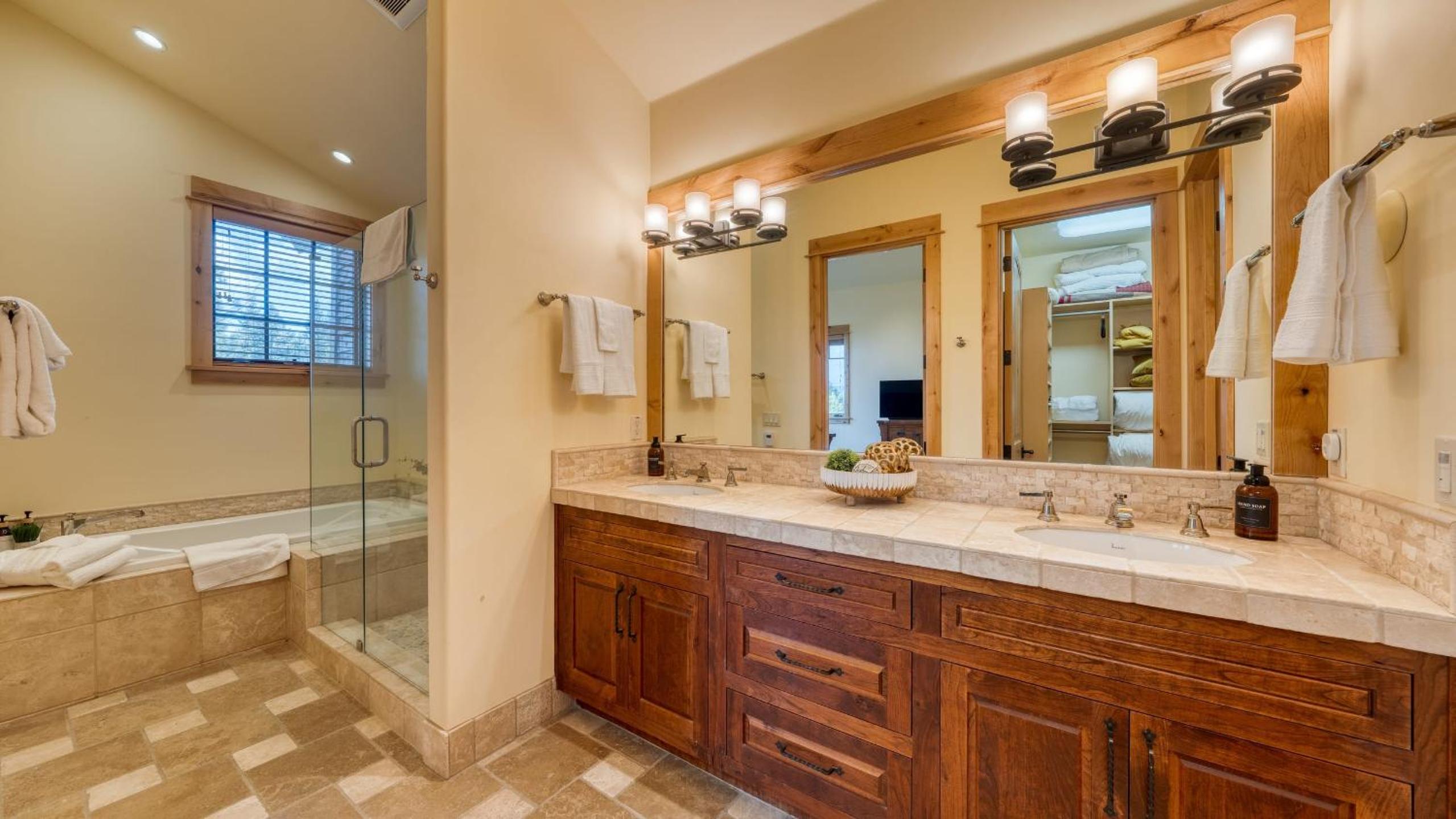 Truckee Escape w Hot Tub Minutes to Skiing Dining Trails Valmont Lodge by Lake Tahoe