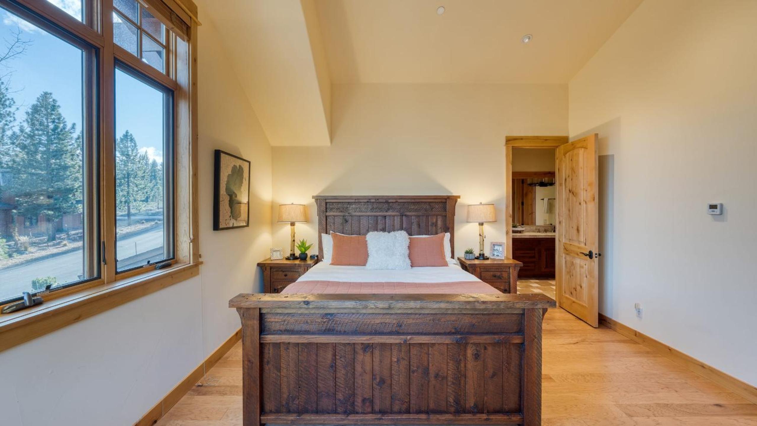 Truckee Escape w Hot Tub Minutes to Skiing Dining Trails Valmont Lodge by Lake Tahoe