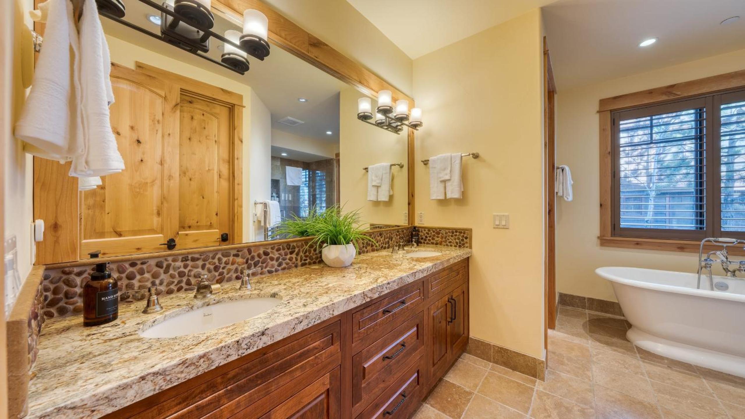 Truckee Escape w Hot Tub Minutes to Skiing Dining Trails Valmont Lodge by Lake Tahoe