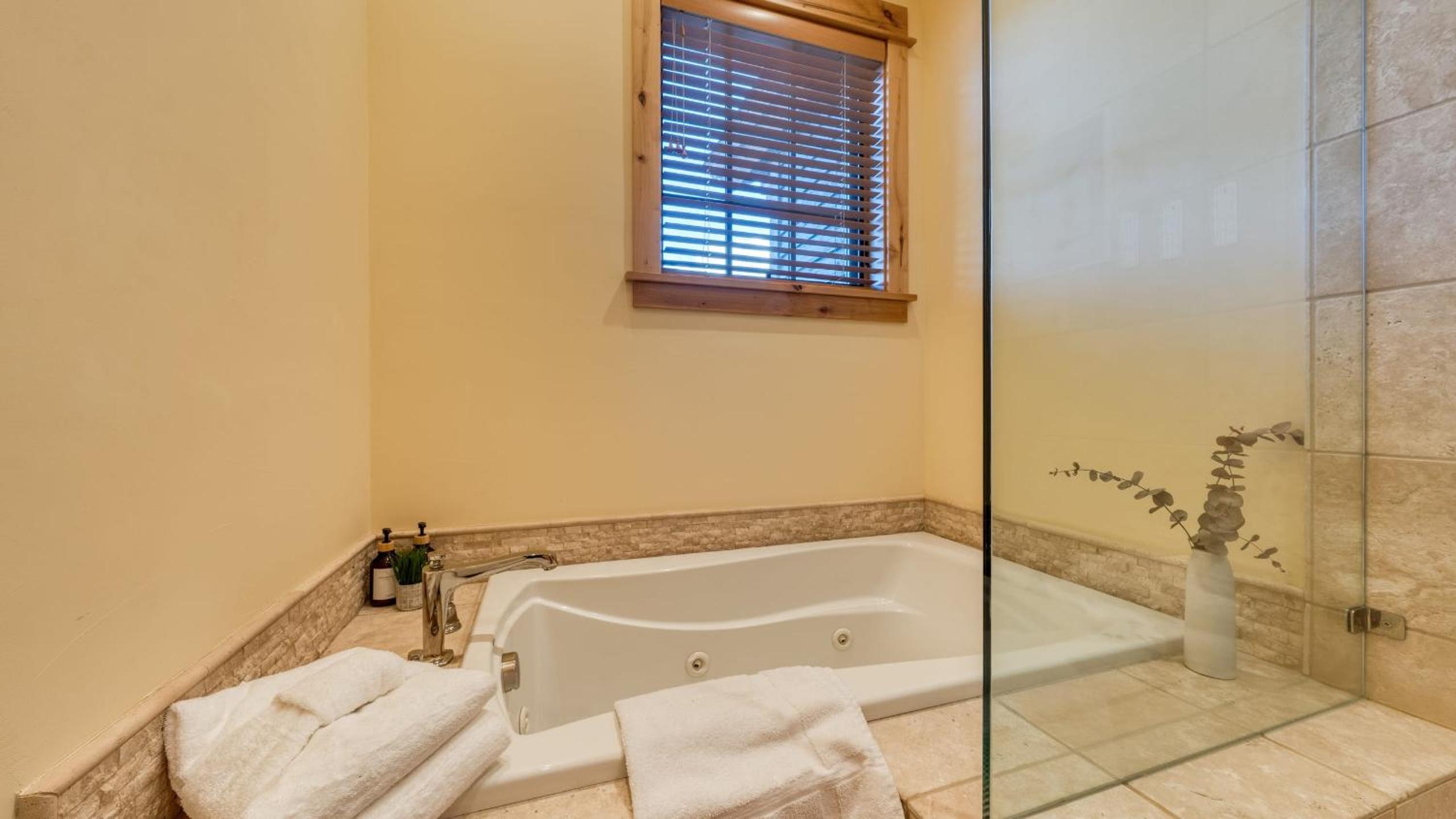 Truckee Escape w Hot Tub Minutes to Skiing Dining Trails Valmont Lodge by Lake Tahoe
