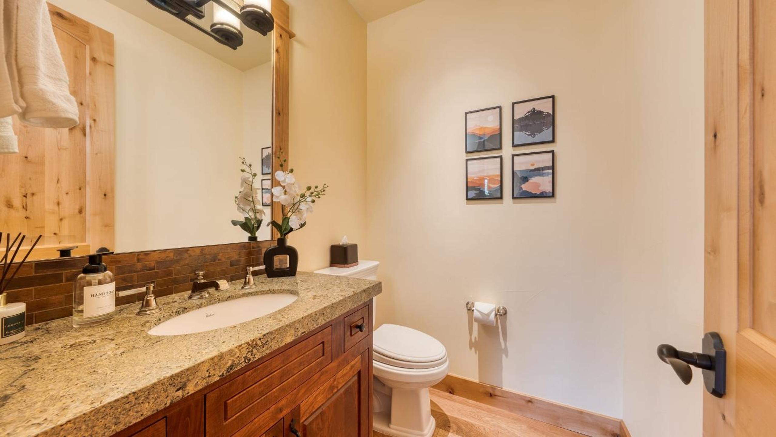 Truckee Escape w Hot Tub Minutes to Skiing Dining Trails Valmont Lodge by Lake Tahoe