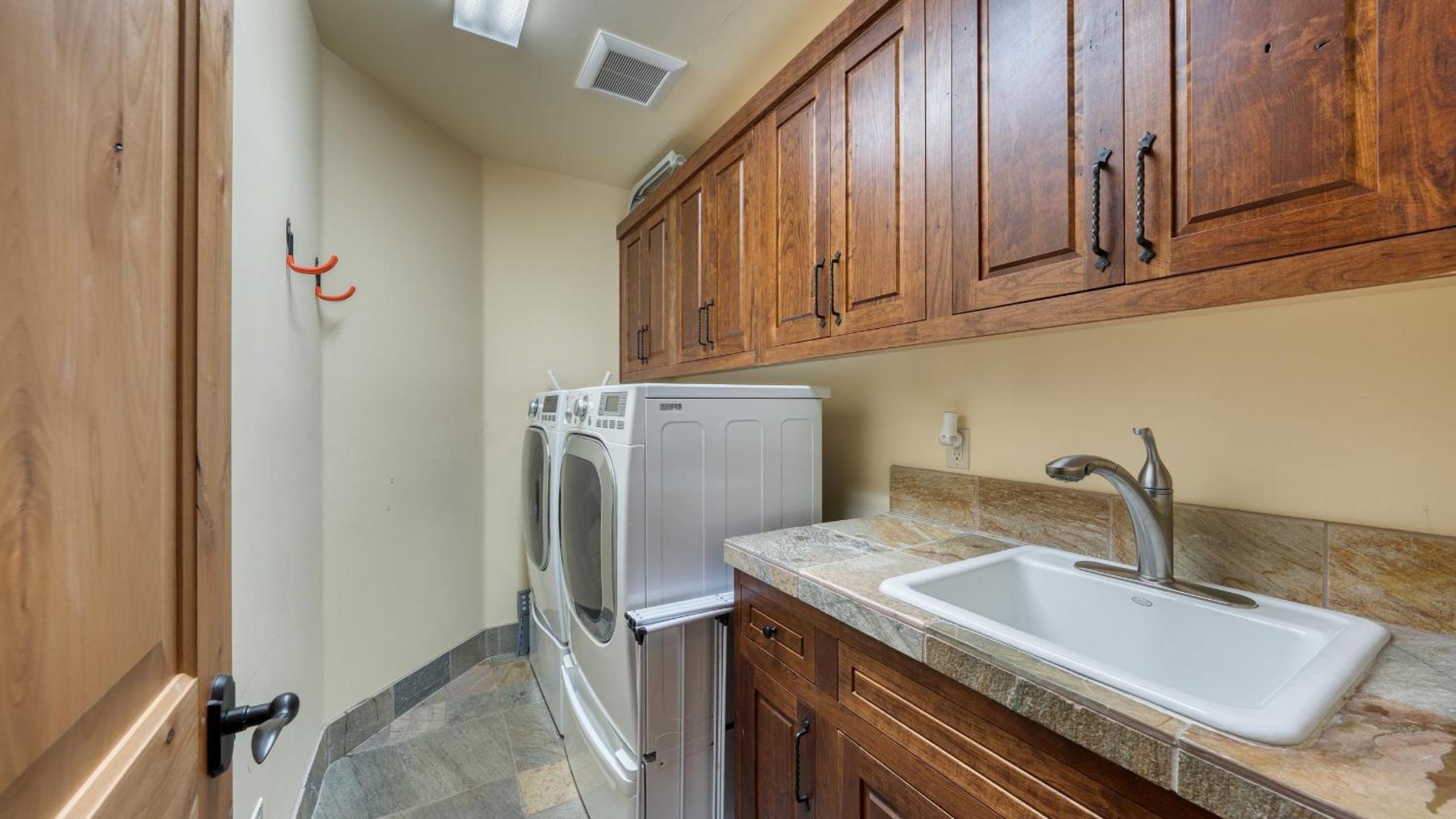 Truckee Escape w Hot Tub Minutes to Skiing Dining Trails Valmont Lodge by Lake Tahoe