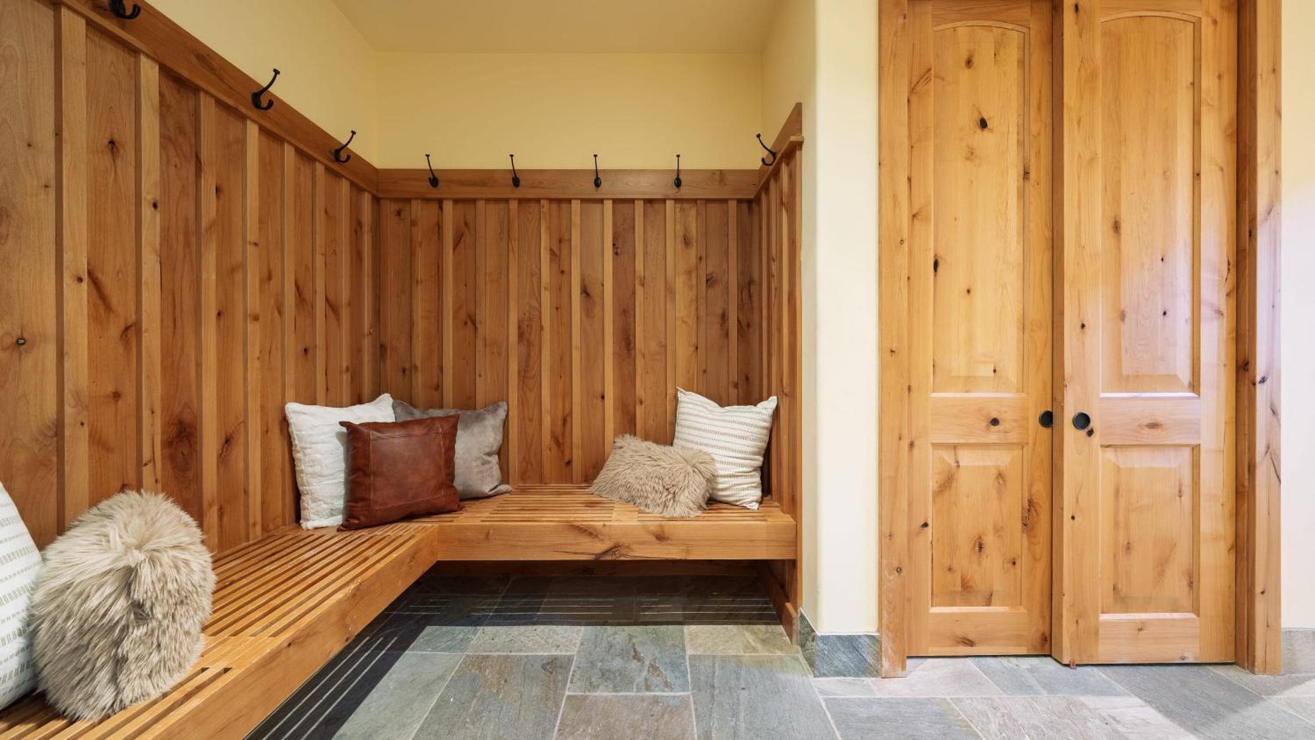 Truckee Escape w Hot Tub Minutes to Skiing Dining Trails Valmont Lodge by Lake Tahoe