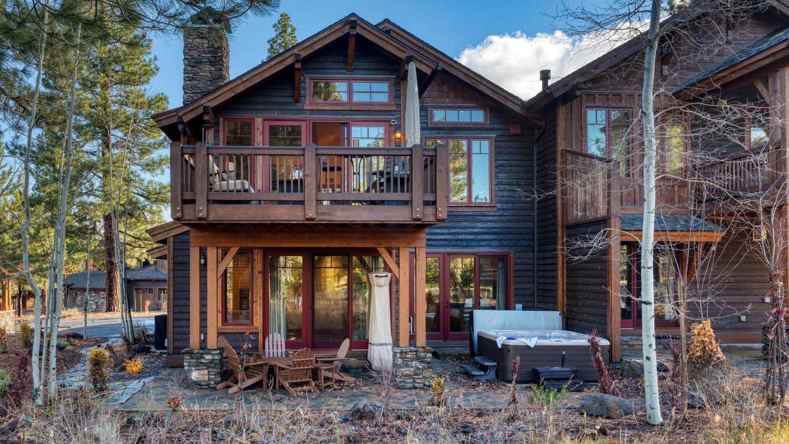 Truckee Escape w Hot Tub Minutes to Skiing Dining Trails Valmont Lodge by Lake Tahoe
