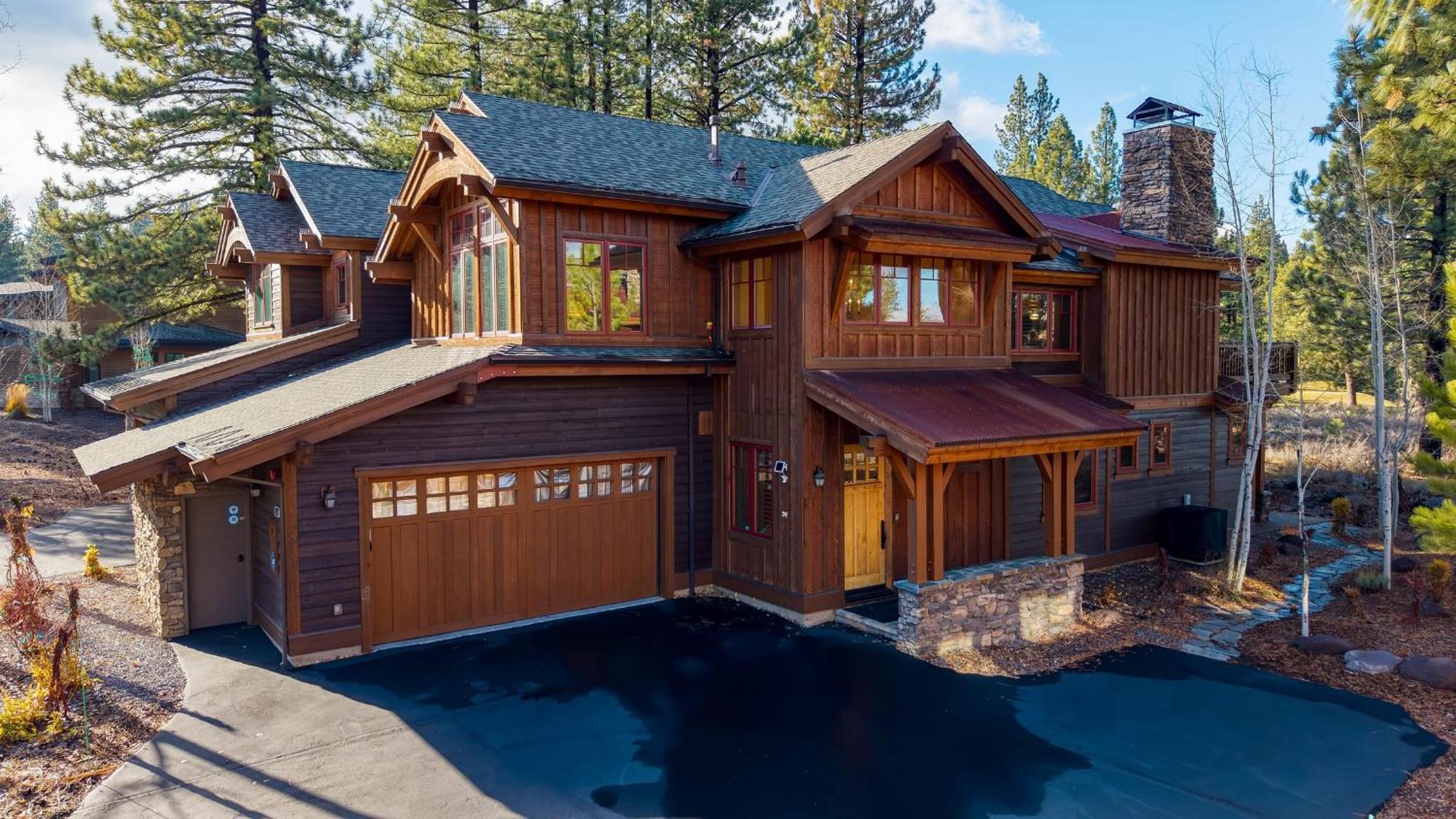 Truckee Escape w Hot Tub Minutes to Skiing Dining Trails Valmont Lodge by Lake Tahoe