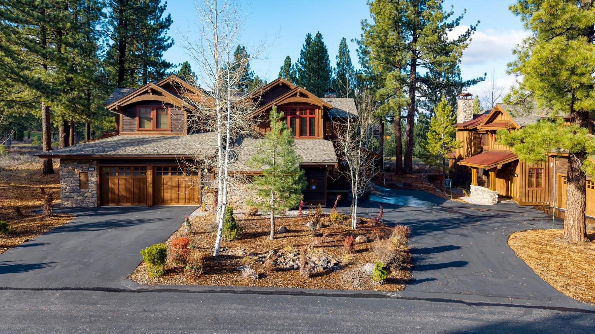 Truckee Escape w Hot Tub Minutes to Skiing Dining Trails Valmont Lodge by Lake Tahoe