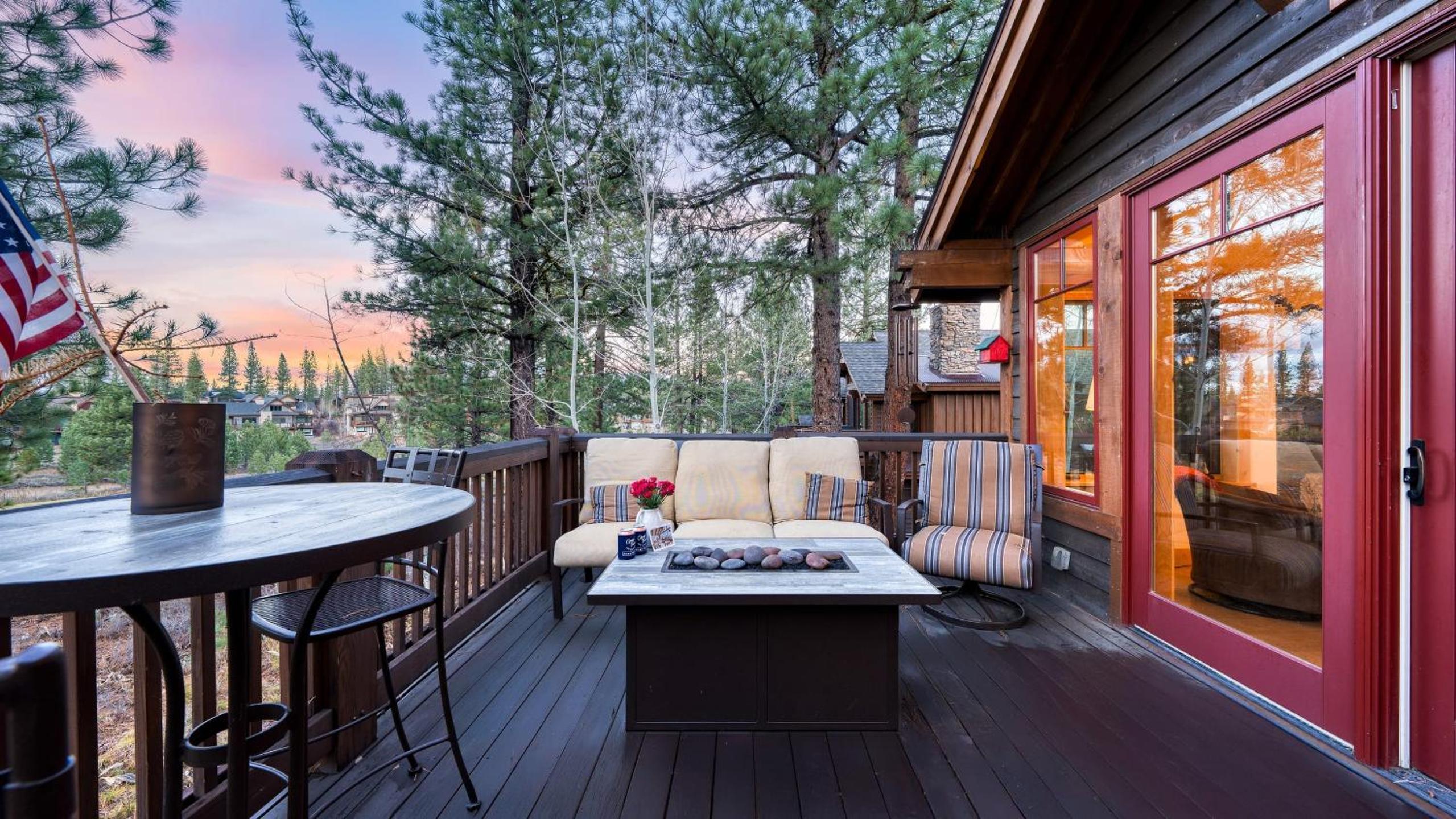 Truckee Escape w Hot Tub Minutes to Skiing Dining Trails Valmont Lodge by Lake Tahoe