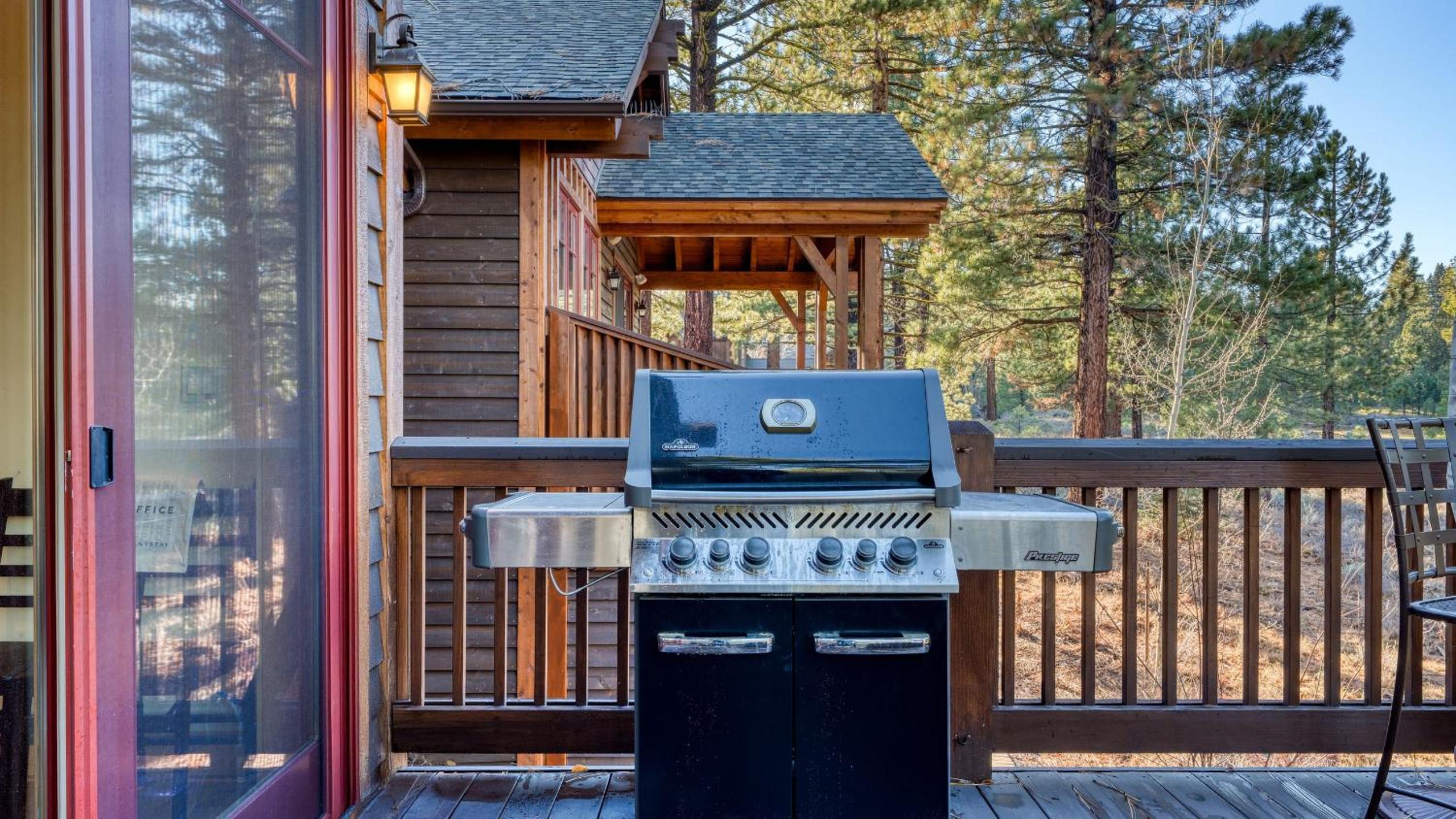 Truckee Escape w Hot Tub Minutes to Skiing Dining Trails Valmont Lodge by Lake Tahoe