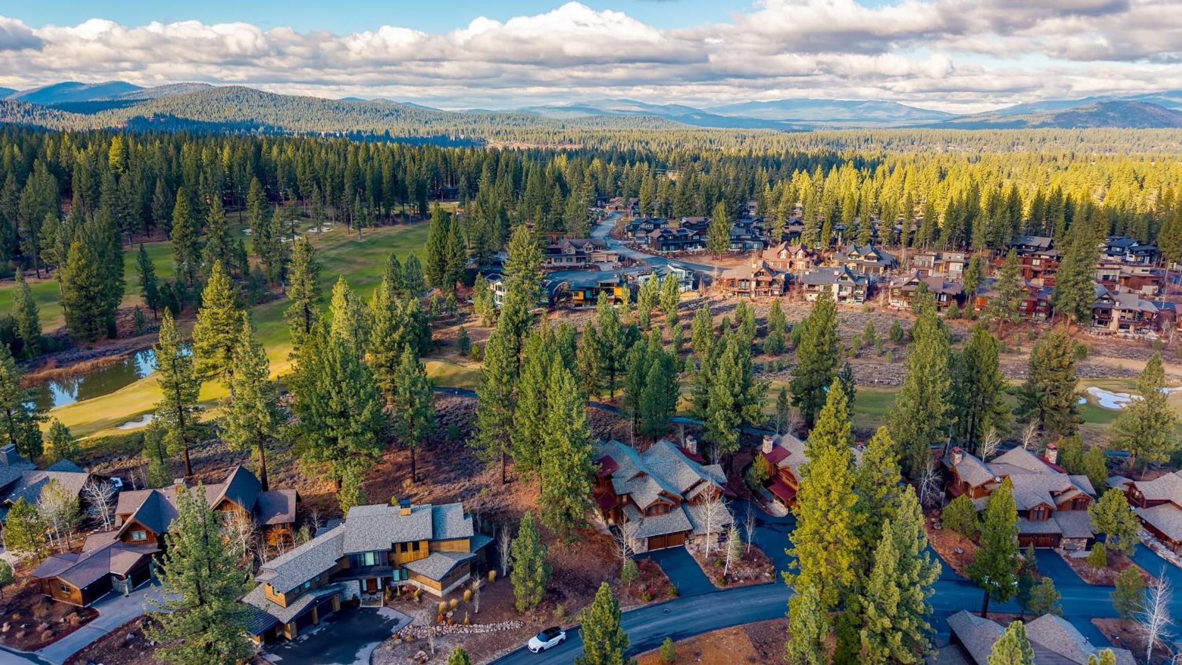 Truckee Escape w Hot Tub Minutes to Skiing Dining Trails Valmont Lodge by Lake Tahoe
