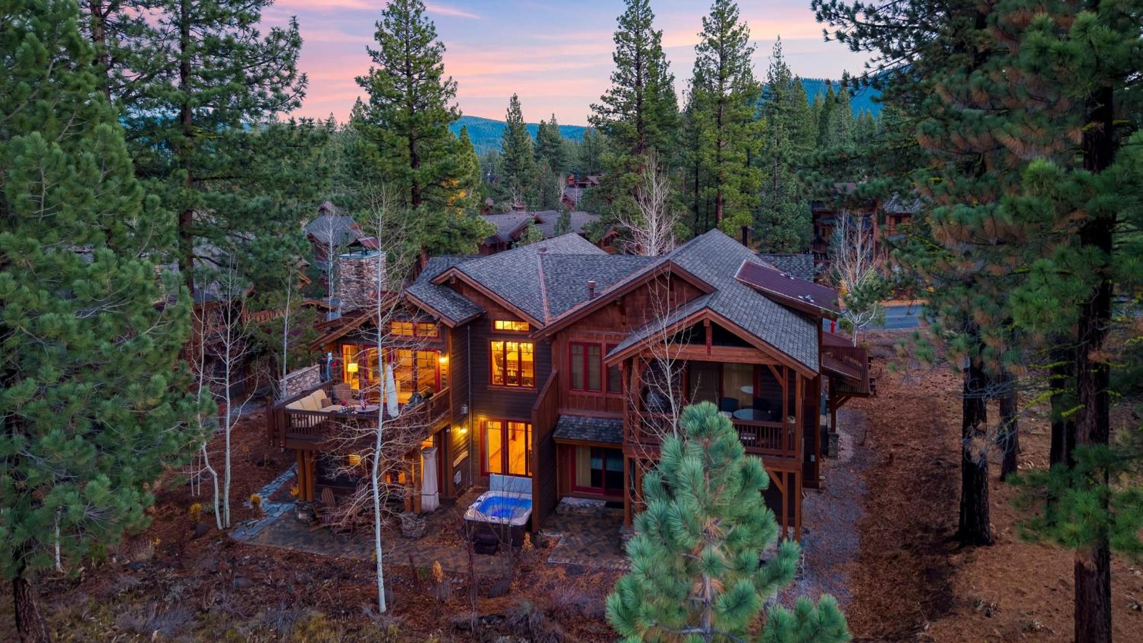 Truckee Escape w Hot Tub Minutes to Skiing Dining Trails Valmont Lodge by Lake Tahoe