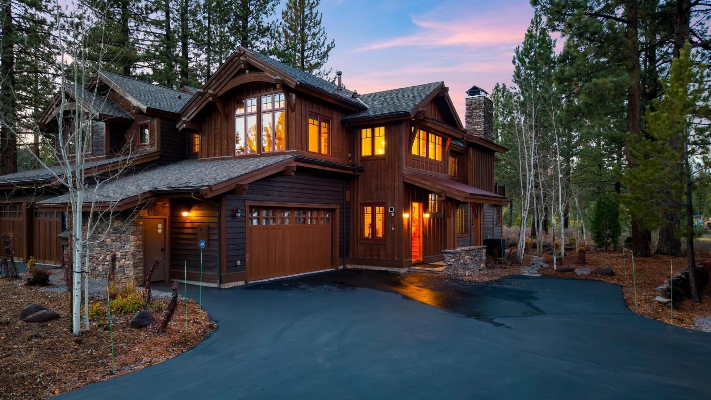 Truckee Escape w Hot Tub Minutes to Skiing Dining Trails Valmont Lodge by Lake Tahoe