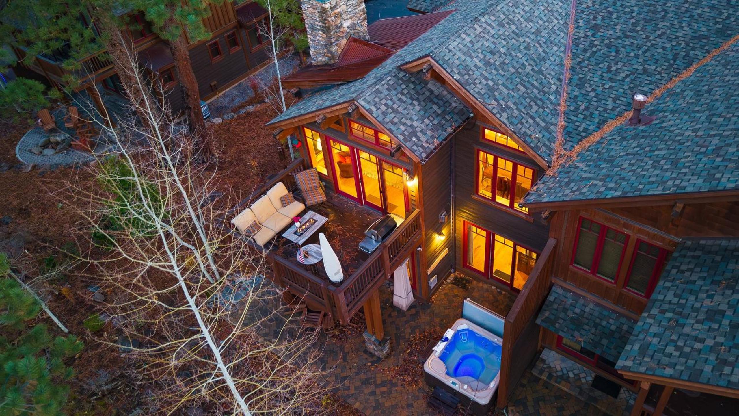 Truckee Escape w Hot Tub Minutes to Skiing Dining Trails Valmont Lodge by Lake Tahoe
