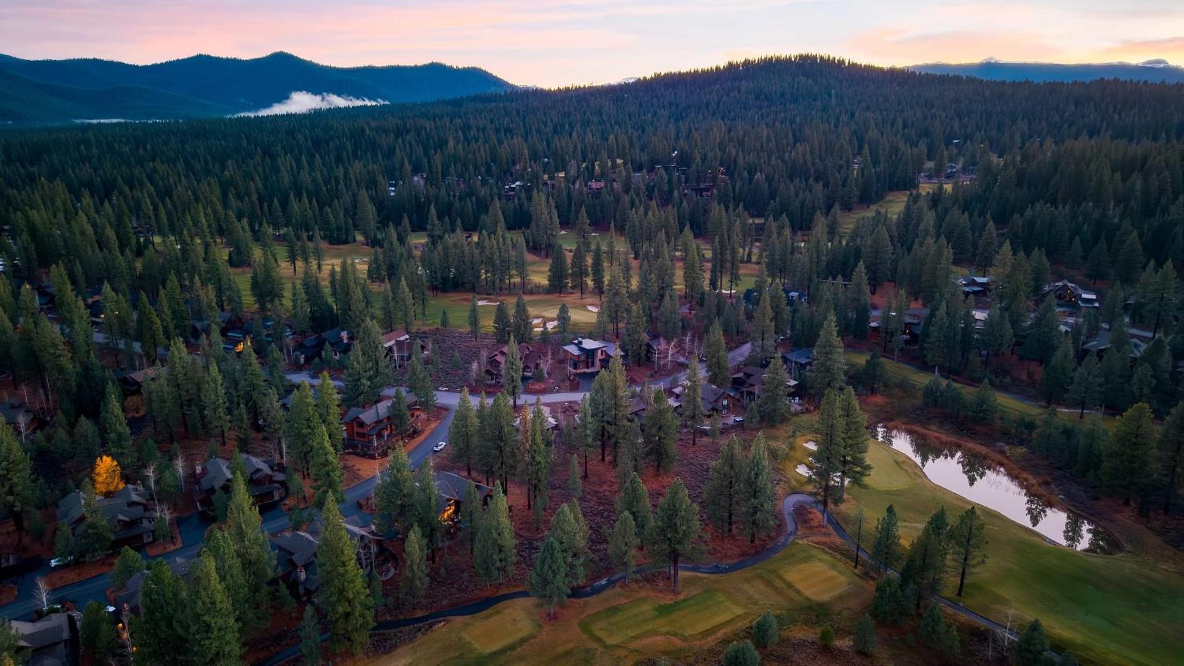 Truckee Escape w Hot Tub Minutes to Skiing Dining Trails Valmont Lodge by Lake Tahoe