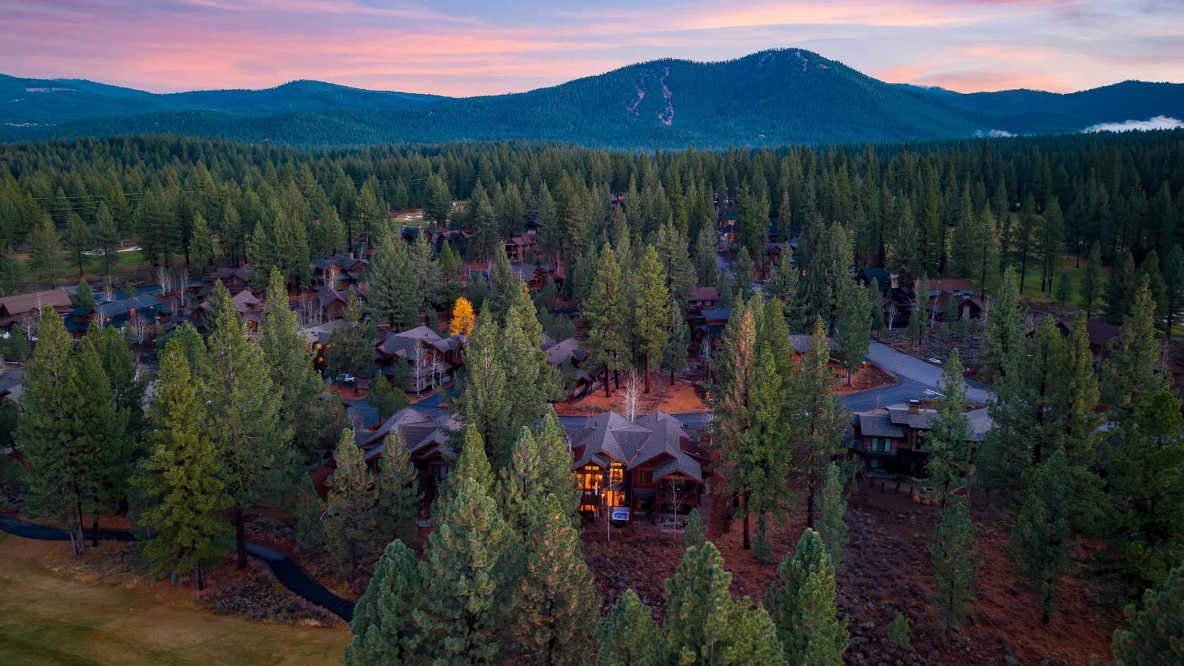 Truckee Escape w Hot Tub Minutes to Skiing Dining Trails Valmont Lodge by Lake Tahoe